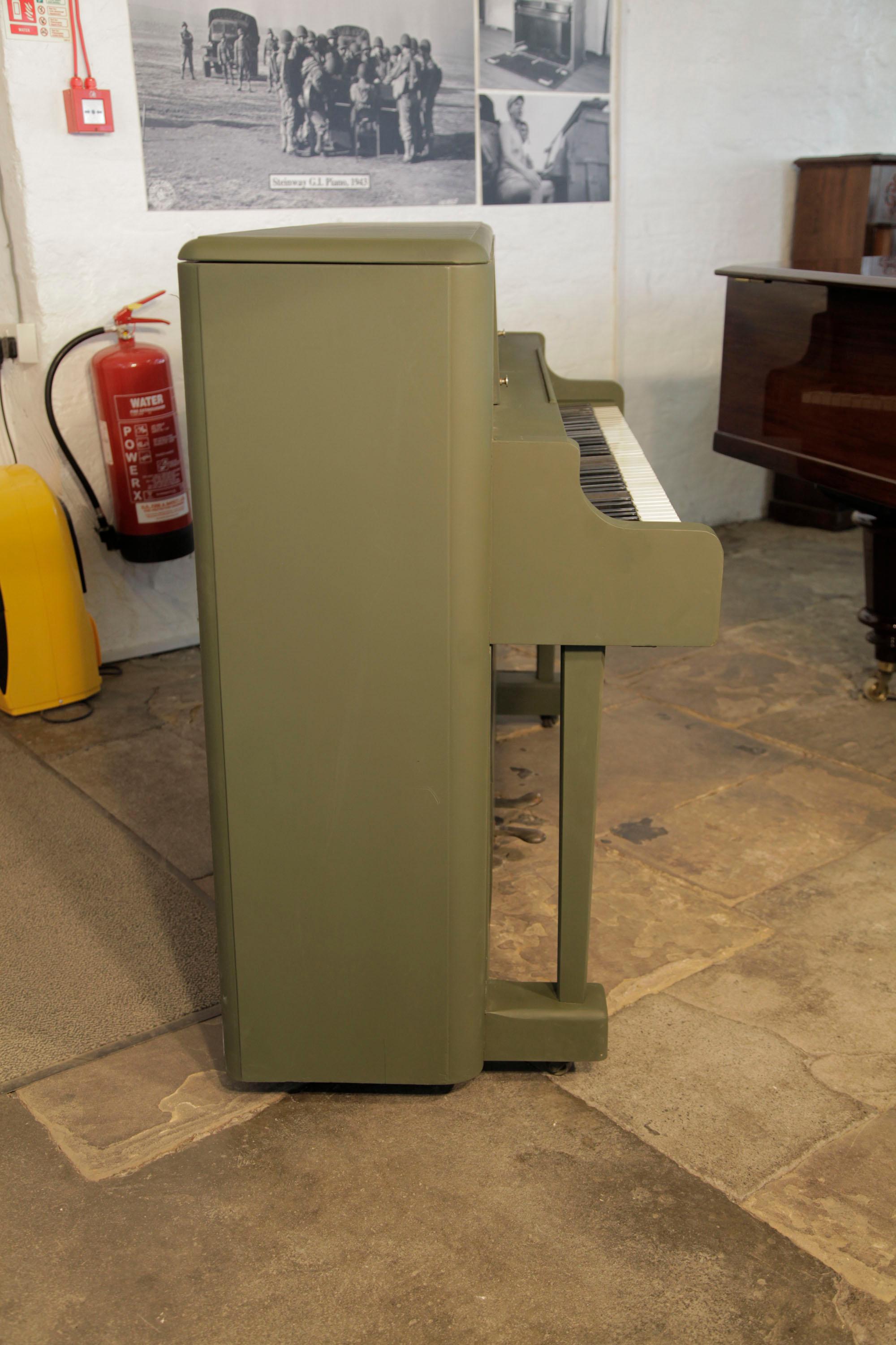 Américain Steinway Victory Vertical Piano Olive Drab Airdropped to Troops During WWII (en anglais)