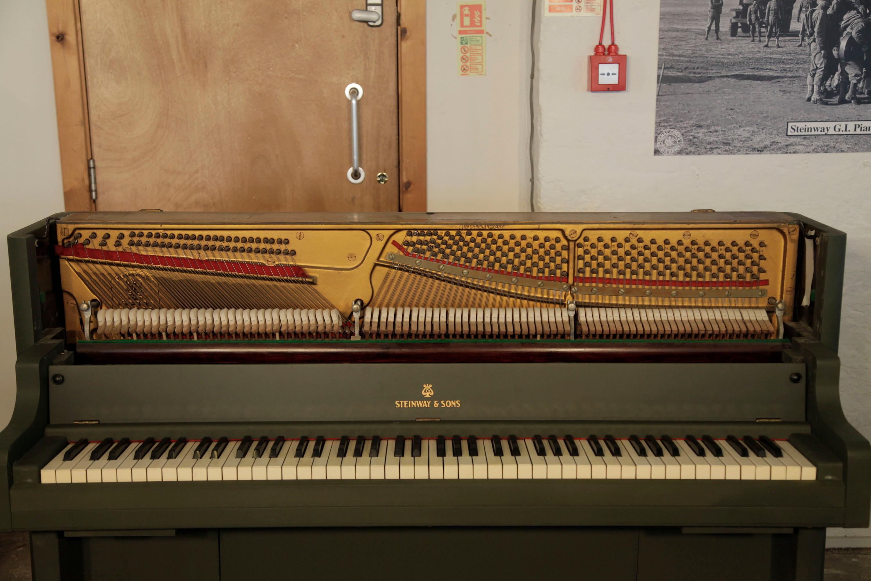 Peint Steinway Victory Vertical Piano Olive Drab Airdropped to Troops During WWII (en anglais)
