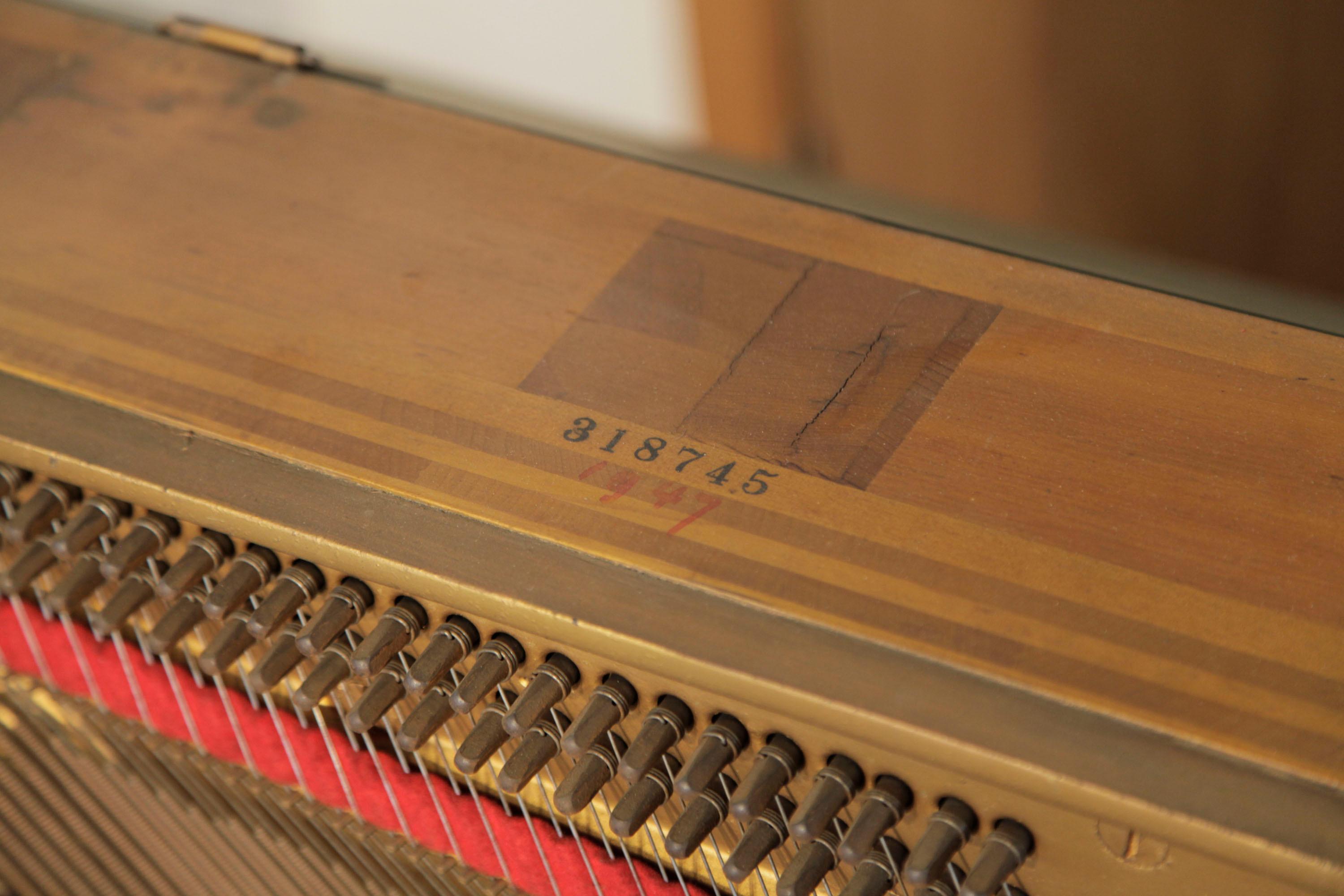 Steinway Victory Vertical Piano Olive Drab Airdropped to Troops During WWII (en anglais) Bon état à Leeds, GB