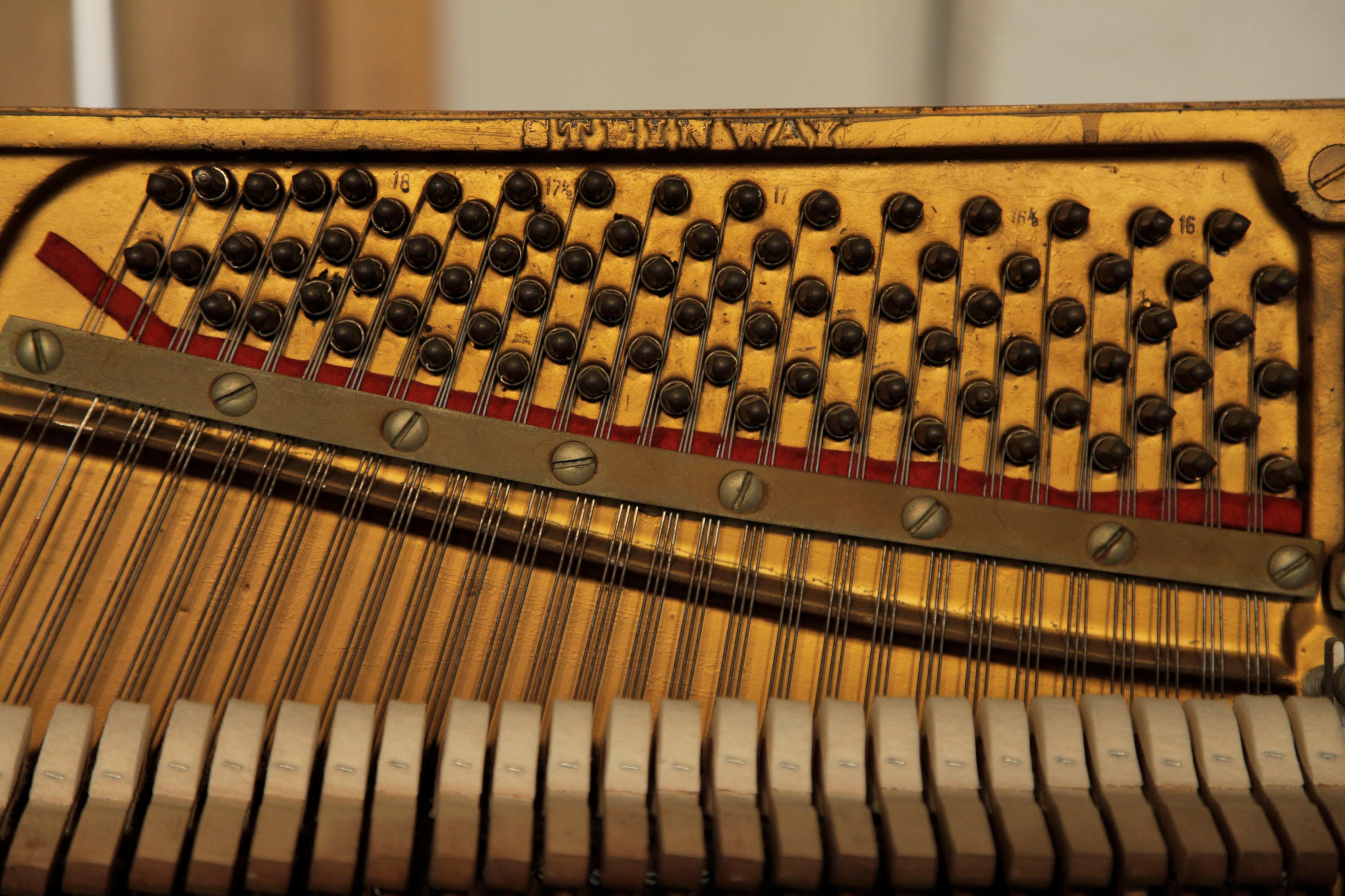 20ième siècle Steinway Victory Vertical Piano Olive Drab Airdropped to Troops During WWII (en anglais)
