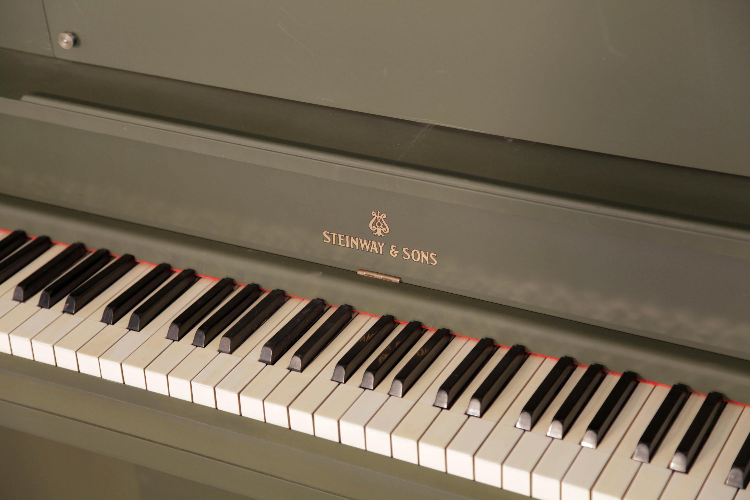 Laiton Steinway Victory Vertical Piano Olive Drab Airdropped to Troops During WWII (en anglais)