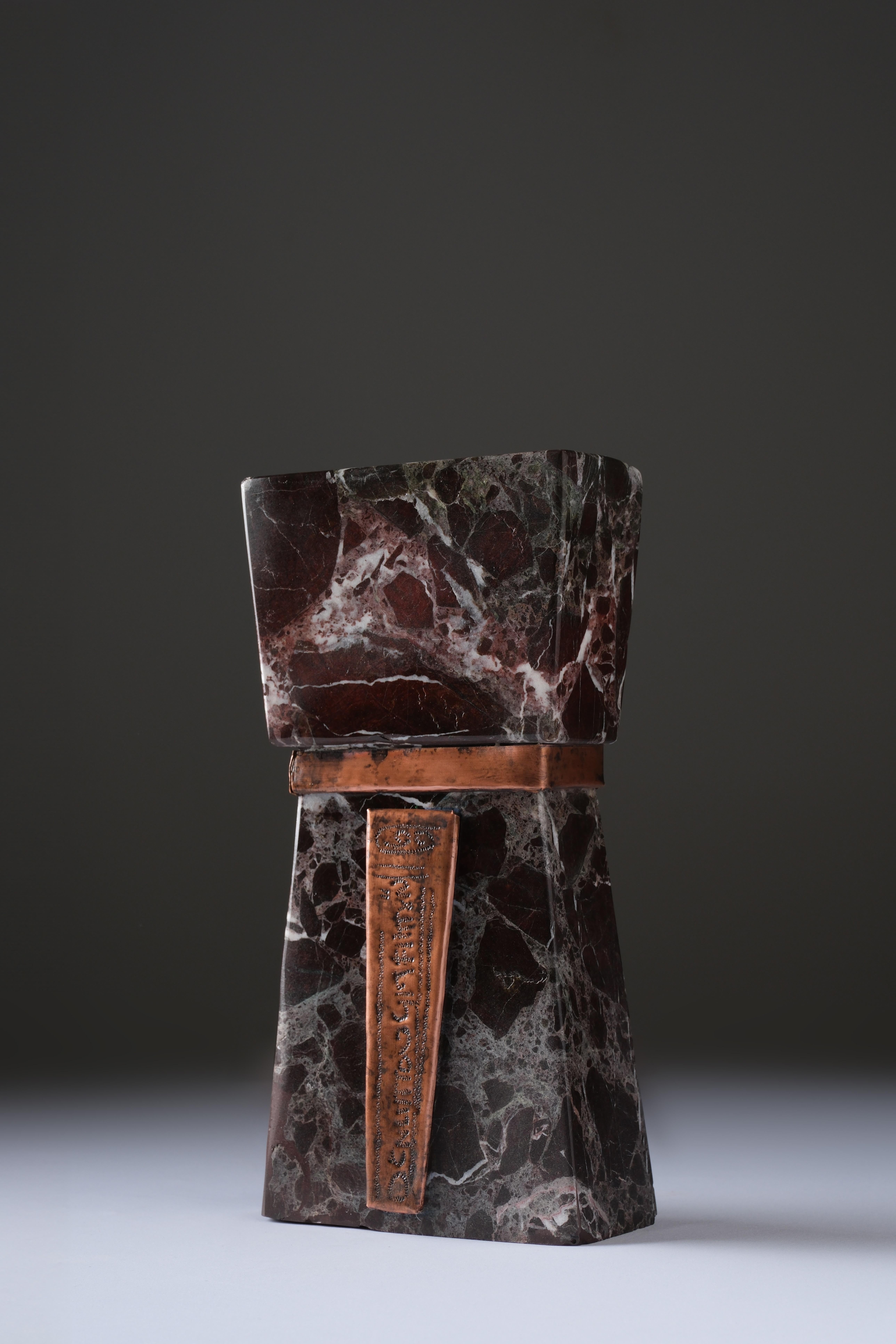 Stele Kish von Ayse Zelal Tugrul
Einzigartig
Abmessungen: T 6 x B 15 x H 30 cm.
MATERIALIEN: Marmor, Kupfer.

Kish war ein antiker Stadtstaat in Mesopotamien, der die historischen Wurzeln darstellt.

Zelal, geboren in Diyarbakir, in den alten