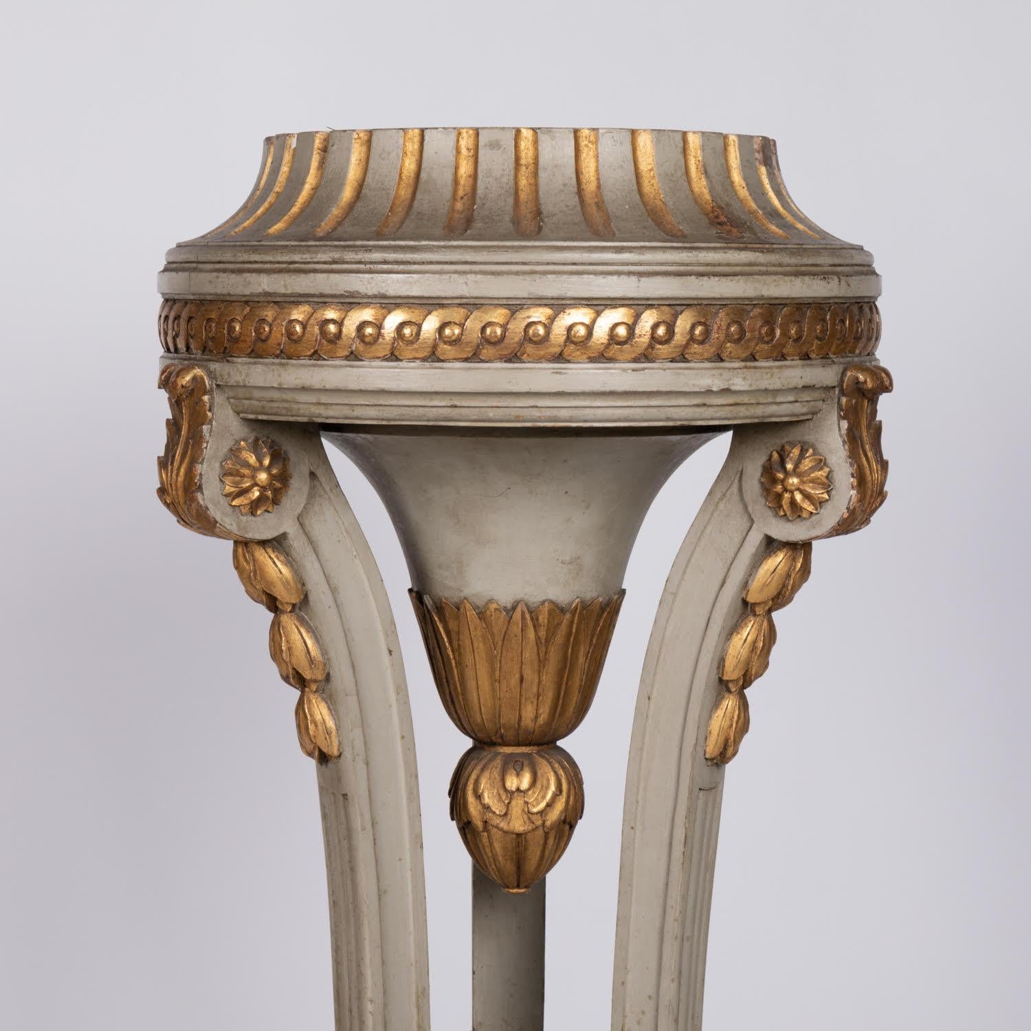 Steele, Selette en bois sculpté et doré, 19e siècle.

Colonne en bois sculpté et doré de style Louis XVI, 19e siècle.  

H : 110cm , D : 41cm, D : 35cm