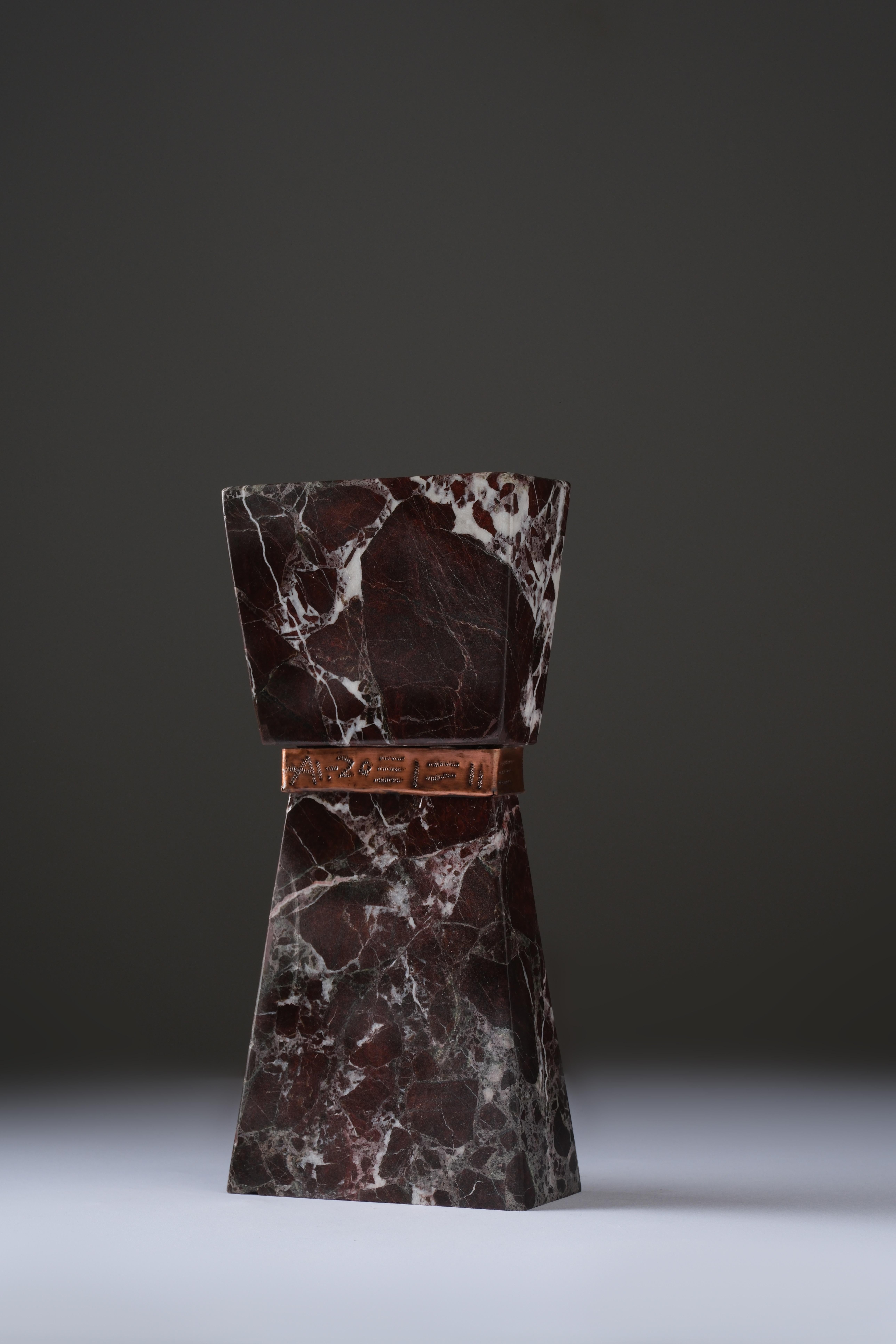 Steele Ur di Ayse Zelal Tugrul
Unico nel suo genere
Dimensioni: D 6 x L 13 x H 30 cm.
Materiali: Marmo, rame.

Ur è un'antica città sumera che rappresenta l'alba della civiltà.

Zelal, nata a Diyarbakir, nelle antiche terre del Tigri e dell'Eufrate,