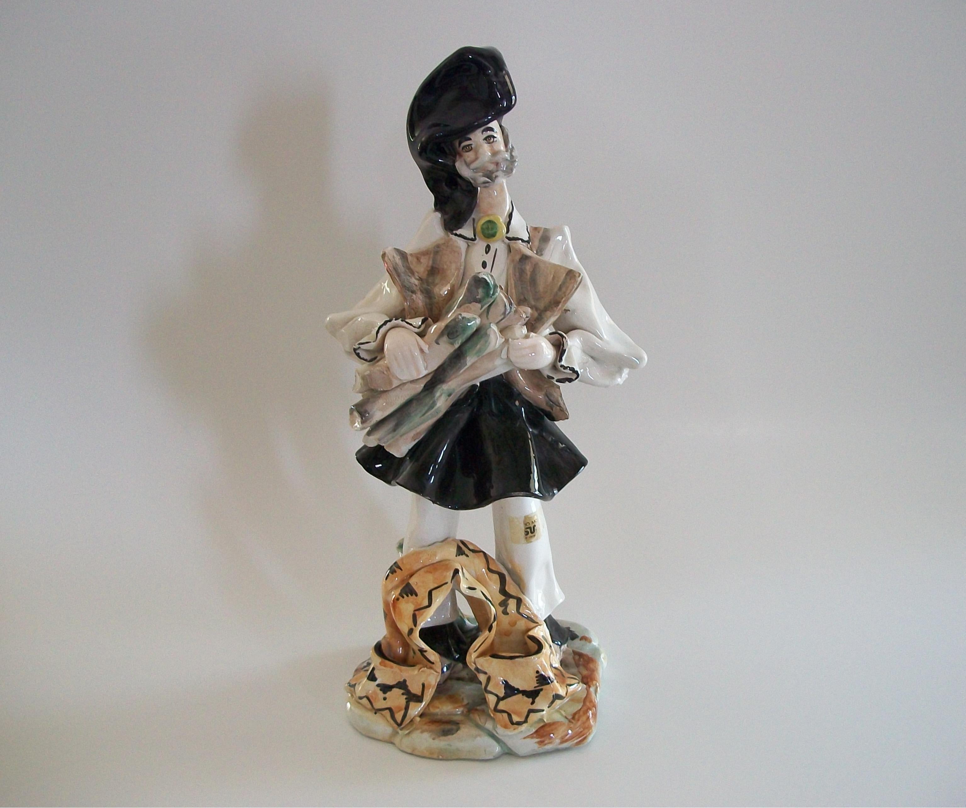 STELIO MOLA - Handbemalte Majolika-Figur aus Sardinien - Italien - Mitte 20. im Angebot 3