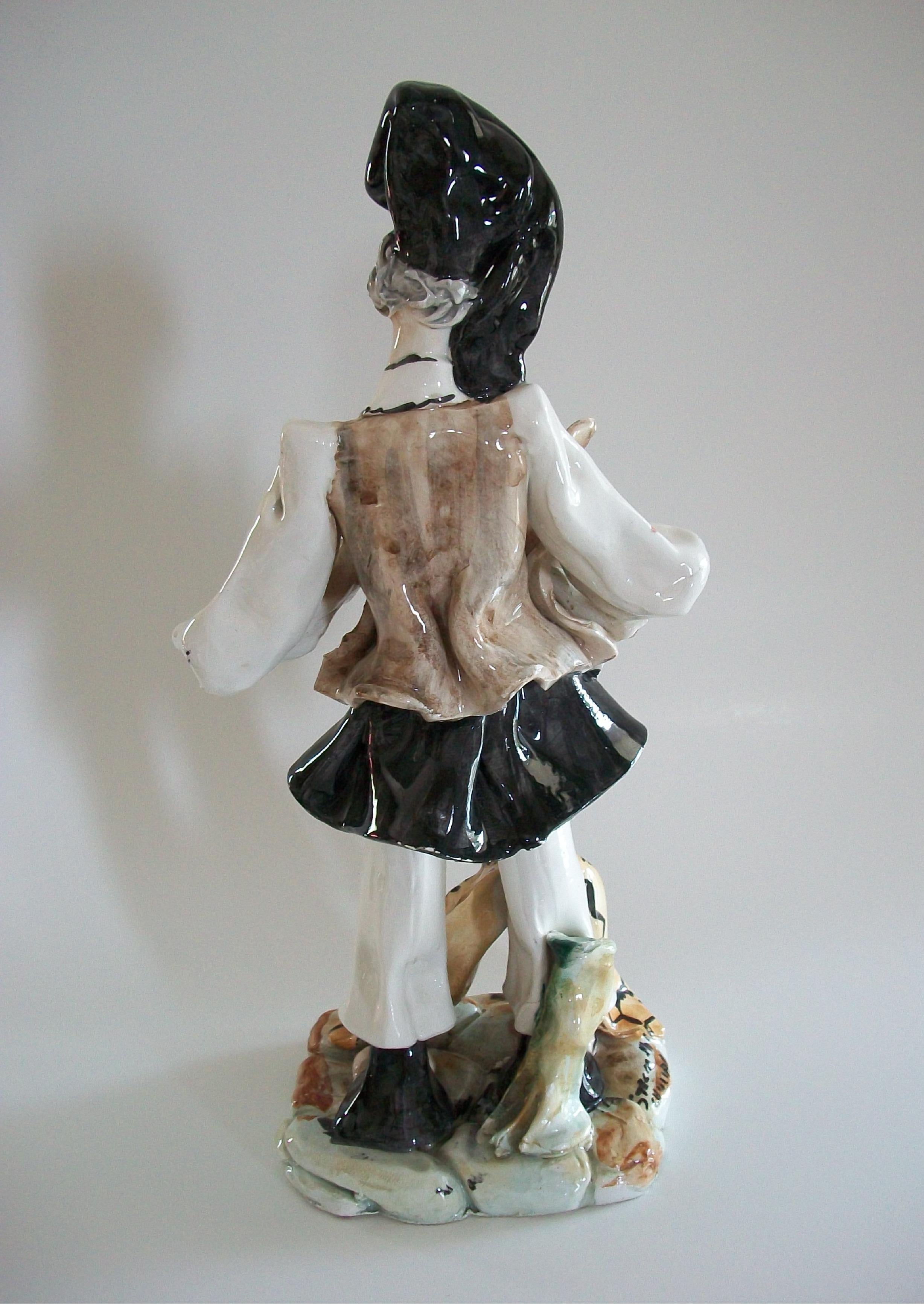 STELIO MOLA - Handbemalte Majolika-Figur aus Sardinien - Italien - Mitte 20. im Angebot 4