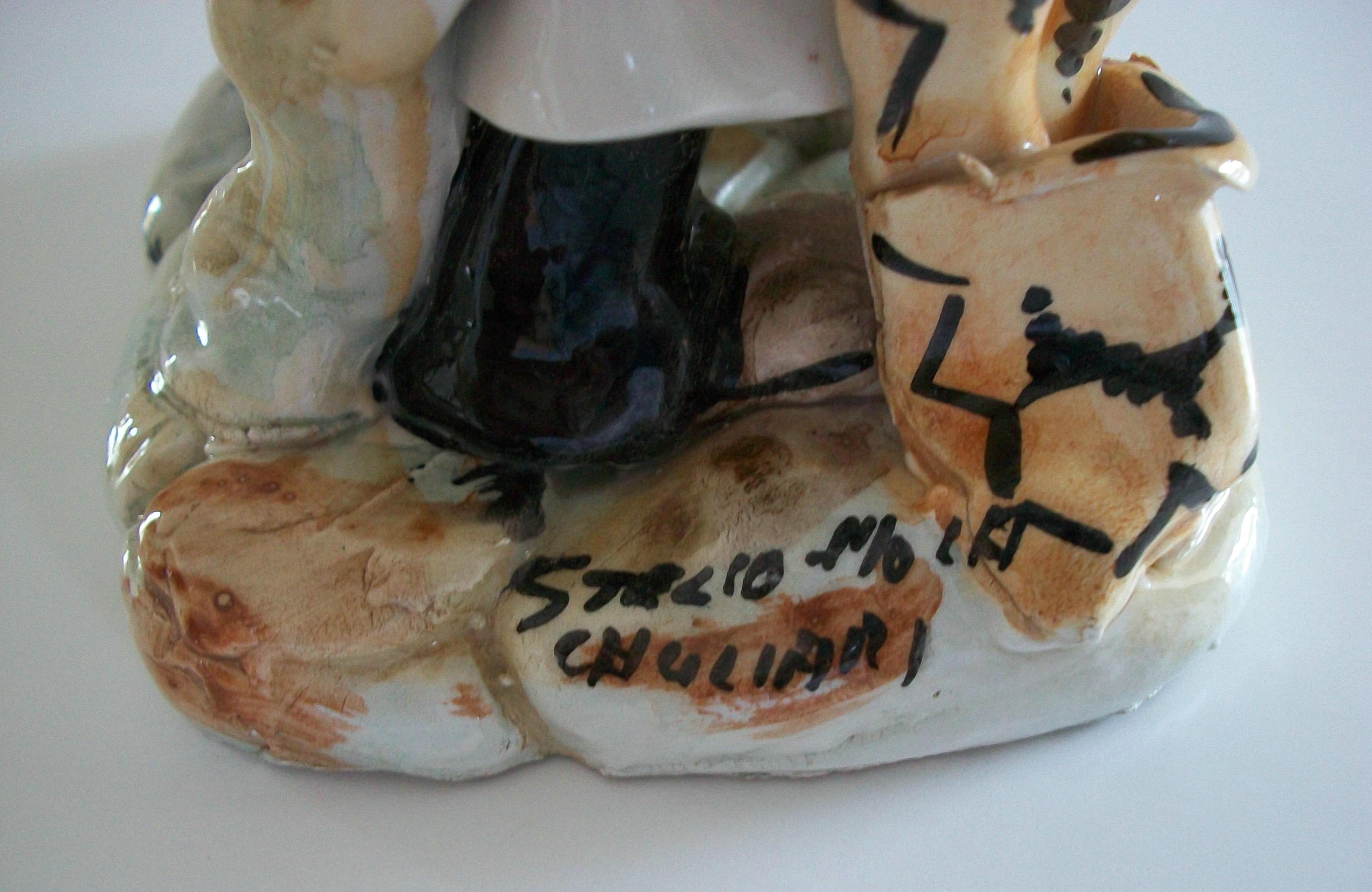 STELIO MOLA - Handbemalte Majolika-Figur aus Sardinien - Italien - Mitte 20. im Angebot 9