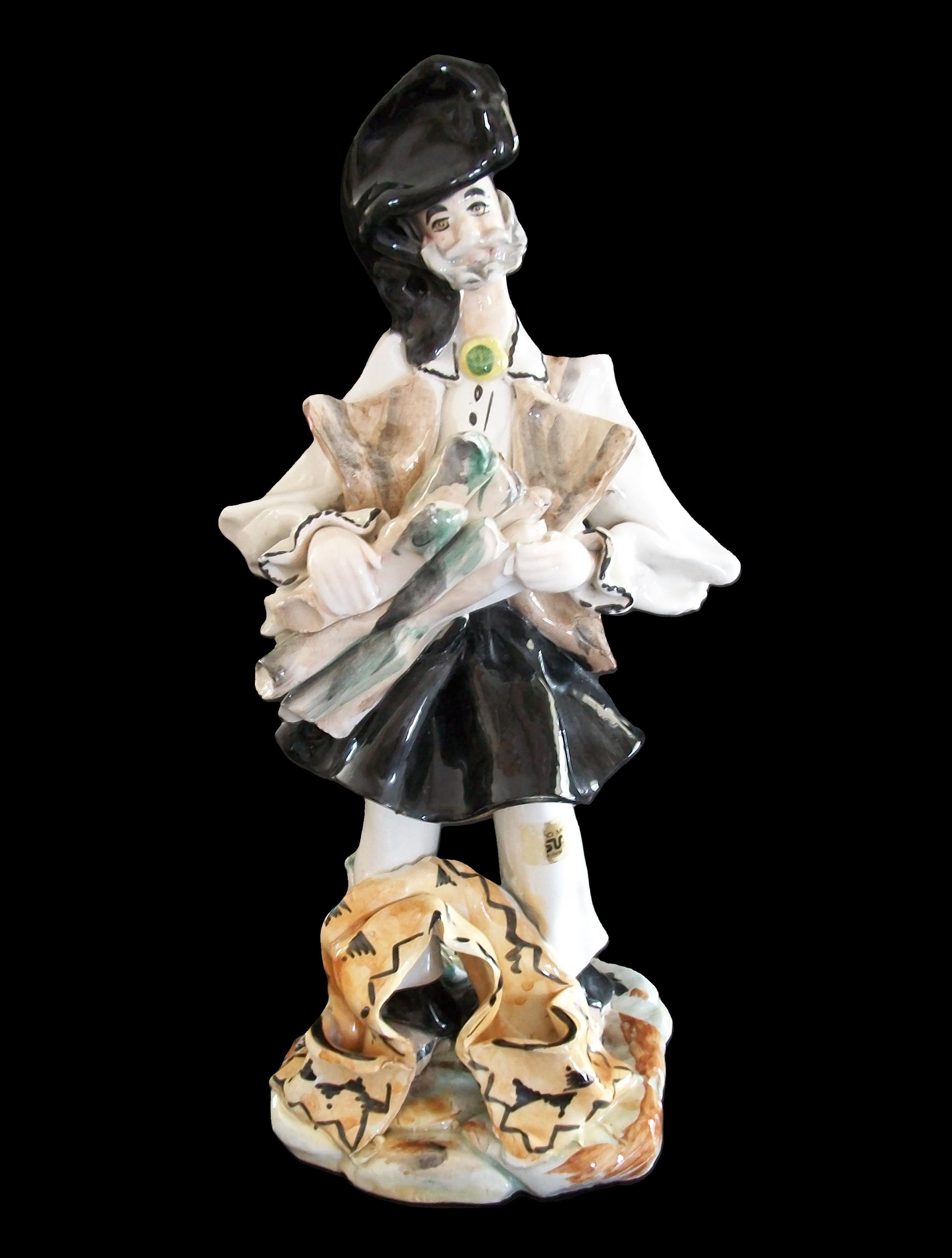 STELIO MOLA - Vintage handbemalte Majolika-Figur eines sardischen Herrn - mittelgroß - mit aufwendigen handgearbeiteten und handgemalten Details - signiert auf dem Sockel - teilweise originales Folienetikett an einem Bein - Italien - Mitte 20.