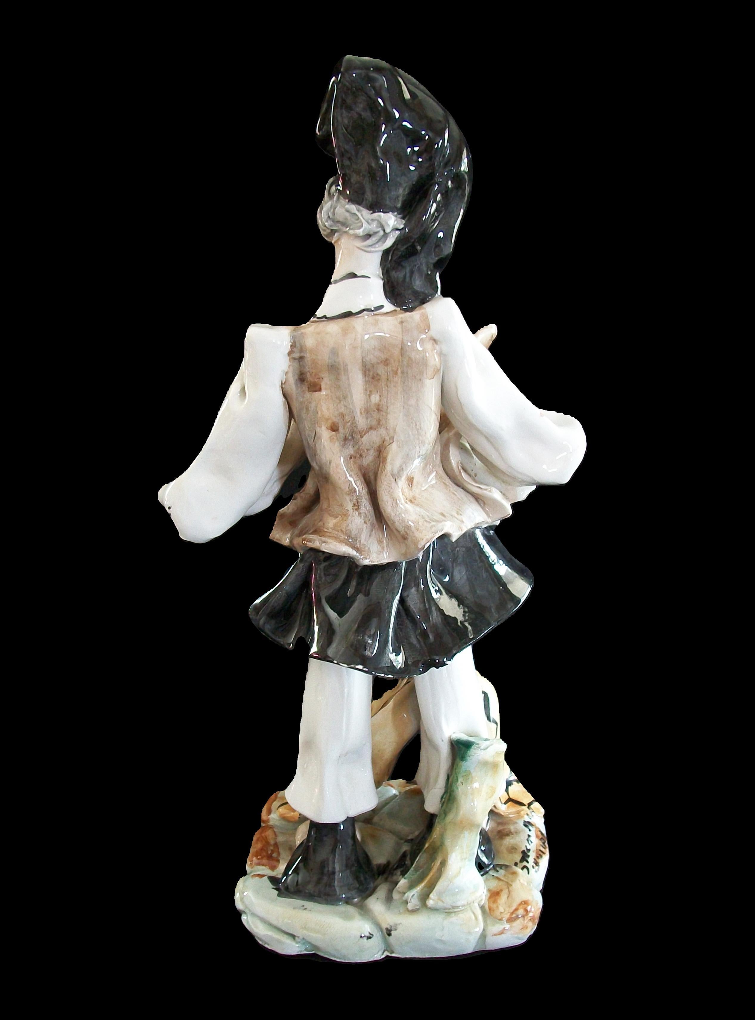 STELIO MOLA - Handbemalte Majolika-Figur aus Sardinien - Italien - Mitte 20. (Italienisch) im Angebot