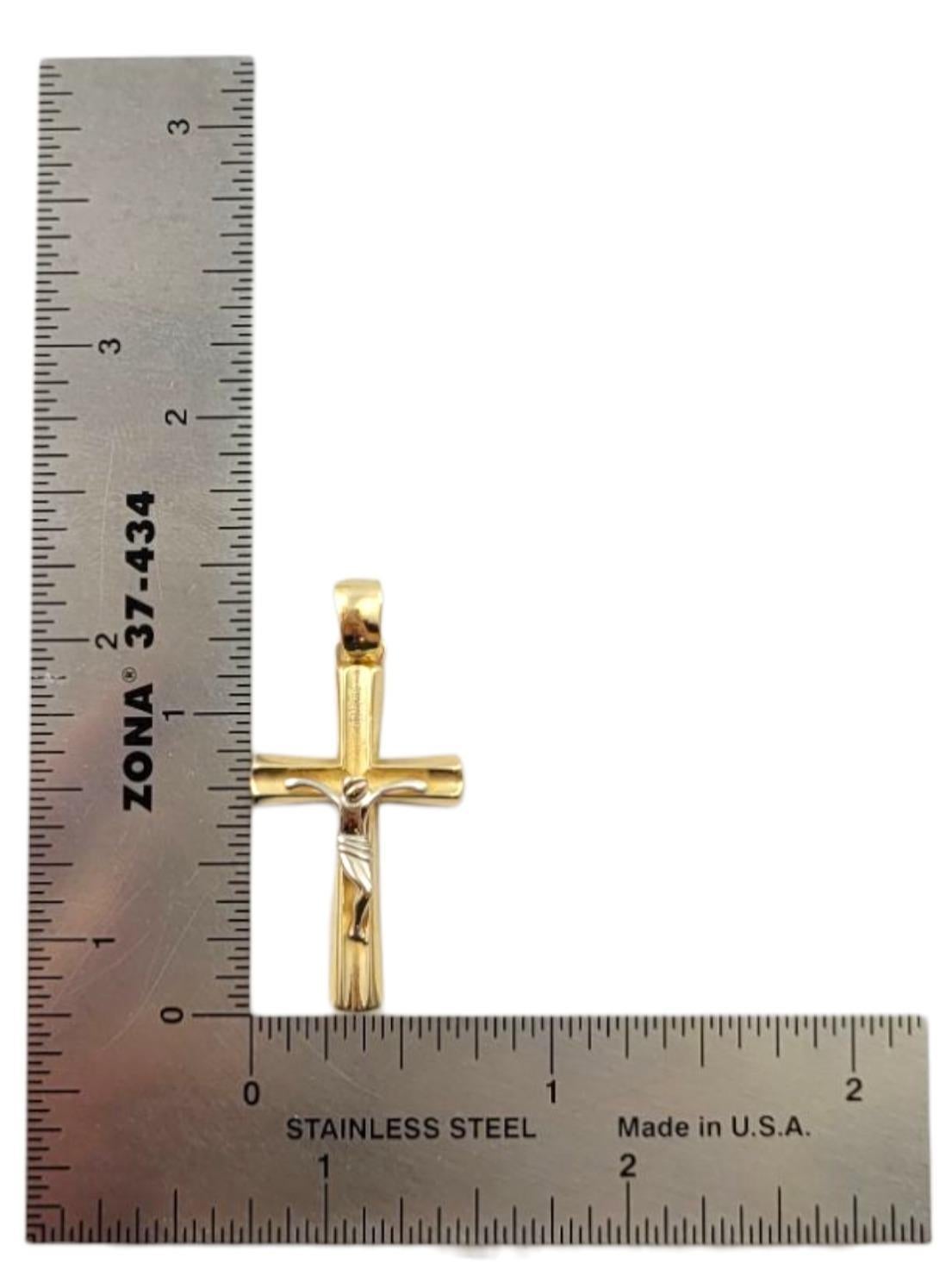 Ciondolo Crocifisso a 2 toni in oro giallo 18 carati Stella #21519 in vendita 4