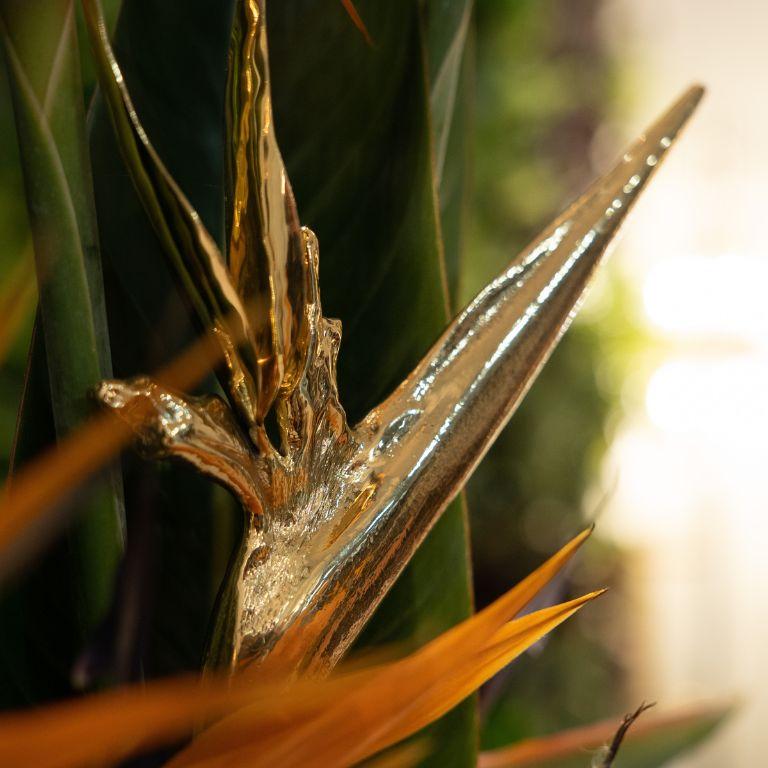 Presentamos Stella, un distintivo jarrón decorativo que combina magistralmente elementos naturales y escultóricos para crear una cautivadora obra de arte. Este exquisito jarrón está diseñado no sólo como un recipiente funcional, sino también como