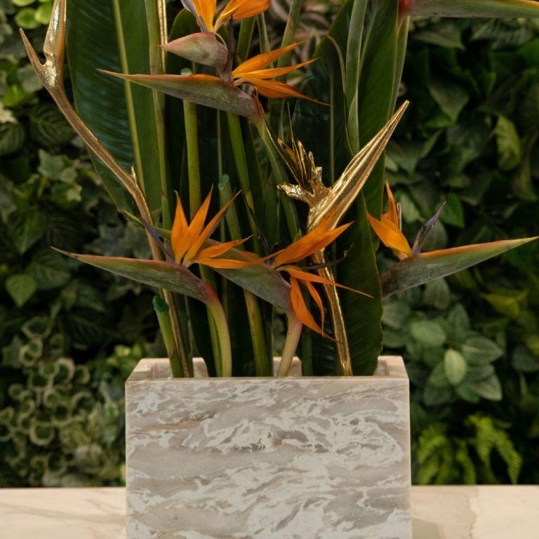 Portugais Stella 4 - Vase en marbre Egeo Ondulato avec fleurs sculpturales en laiton en vente