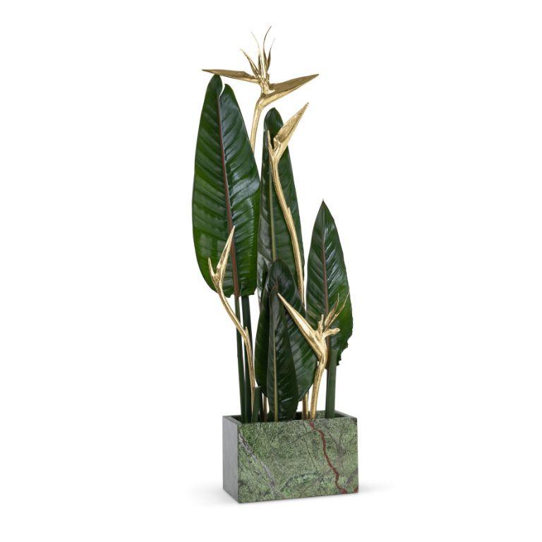 Organico moderno Stella 4 - Vaso in marmo verde foresta con sculture di fiori in ottone in vendita