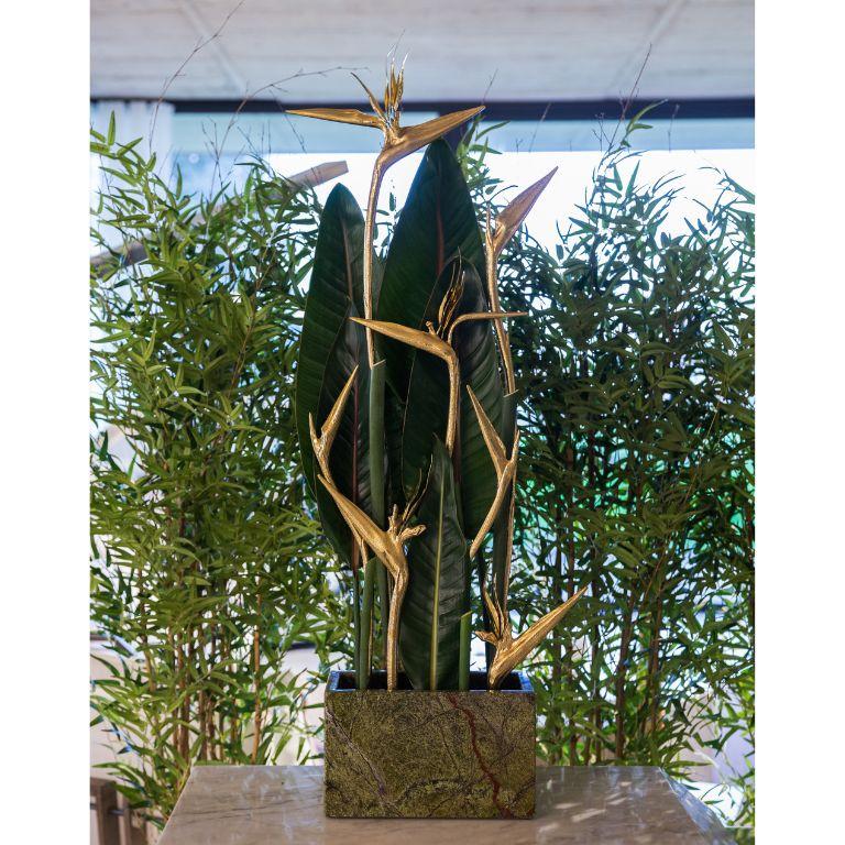 Portoghese Stella 4 - Vaso in marmo verde foresta con sculture di fiori in ottone in vendita