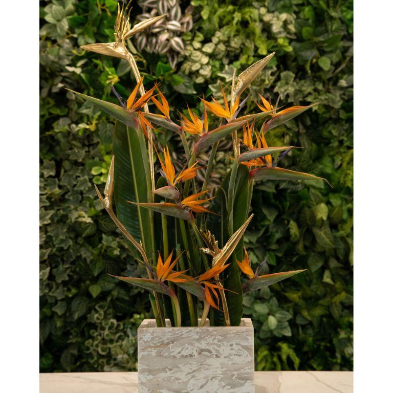 Organico moderno Stella 4 - Vaso Egeo Ondulato in marmo con sculture di fiori in ottone in vendita