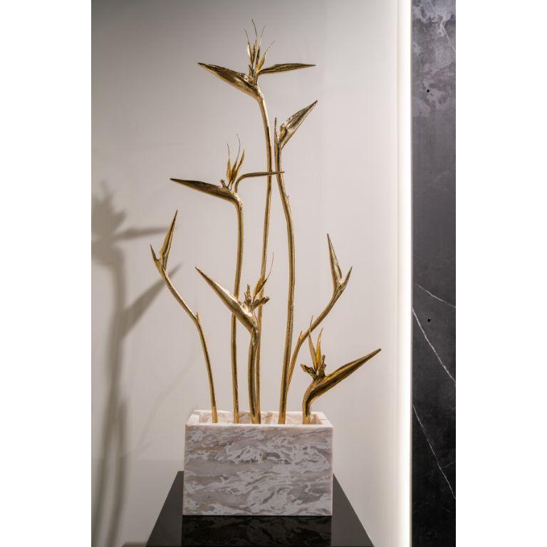 Portoghese Stella 7 - Vaso in marmo Ondulato Egeo con sculture di fiori in ottone in vendita
