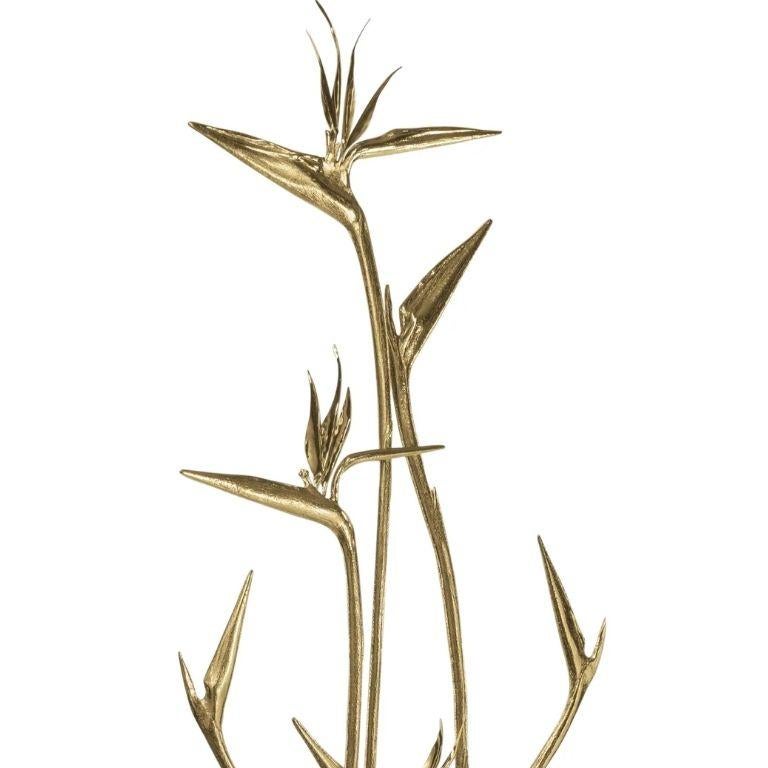 Organique Stella 7 - Vase en marbre Egeo Ondulato avec fleurs sculpturales en laiton en vente