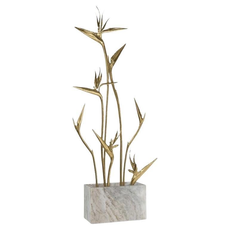 Stella 7 - Vase en marbre Egeo Ondulato avec fleurs sculpturales en laiton en vente