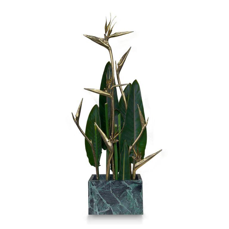 Ti presentiamo Stella 7, un caratteristico vaso decorativo che fonde magistralmente elementi naturali e scultorei per creare un'opera d'arte accattivante. Questo squisito vaso è stato progettato non solo come recipiente funzionale ma anche come