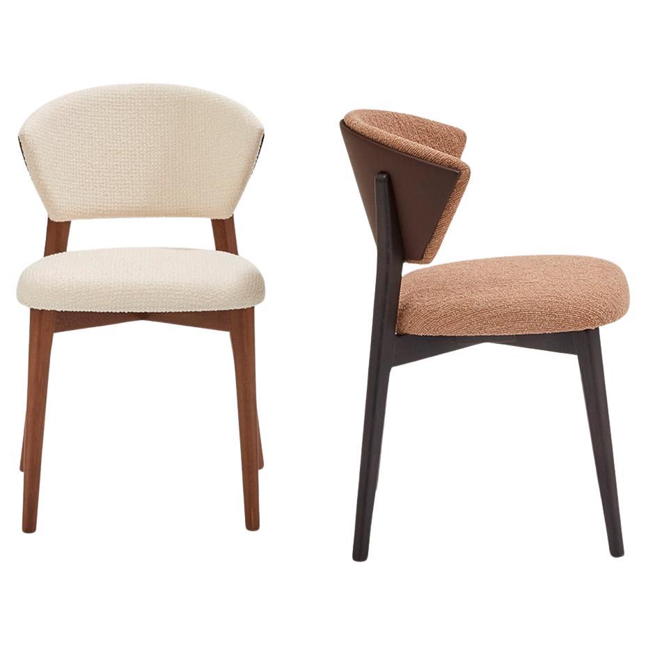 Stella personifica la artesanía y la elegancia atemporal. Fabricado en rica madera de haya con un distinguido acabado Brionne, su respaldo está adornado con lujosa piel marrón oscura, con dos cortes inspirados en estrellas. Diseñada para interiores