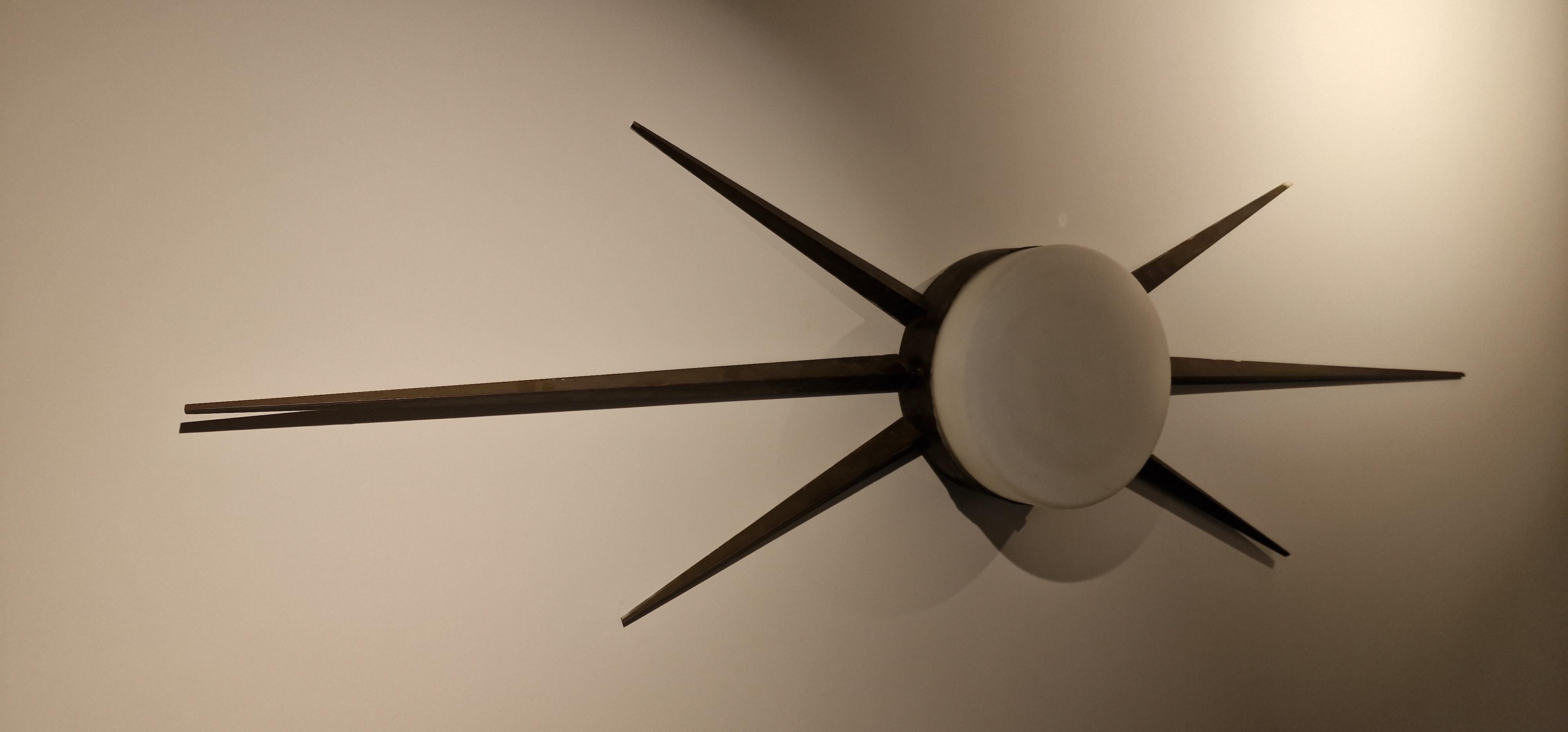 Lámpara de pared o techo fabricada en 1959 por Arredoluce Monza según un diseño de Giò Ponti. Se encargaron unas 24 lámparas, de las cuales seis Star Small de 5 puntas, seis Sun Big y seis Star de 8 puntas exclusivamente para amueblar las 24