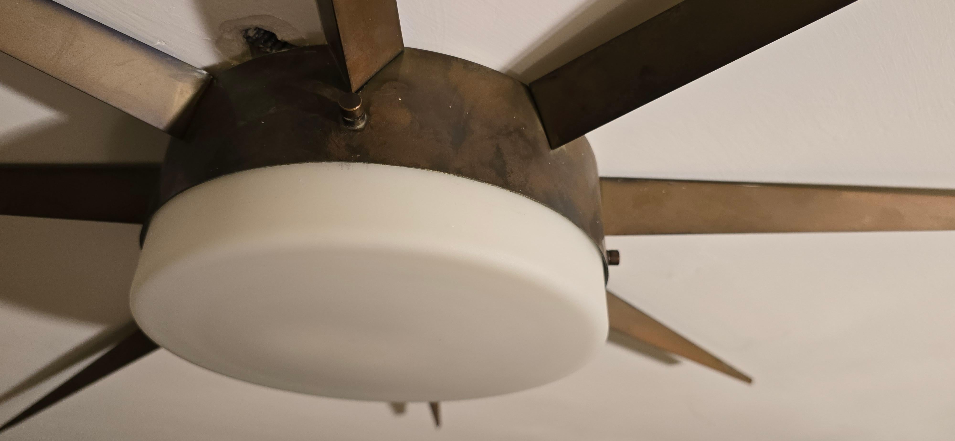 Lampada da parete o da soffitto realizzata nel 1959 da Arredoluce Monza su progetto di Giò Ponti. Furono commissionate circa 24 lampade di cui 6 Stelle a 5 Punte, Sei Sole Piccolo, Sei Sole Grande e 6 Stella a 8 Punte ESCLUSIVAMENTE per arredare le