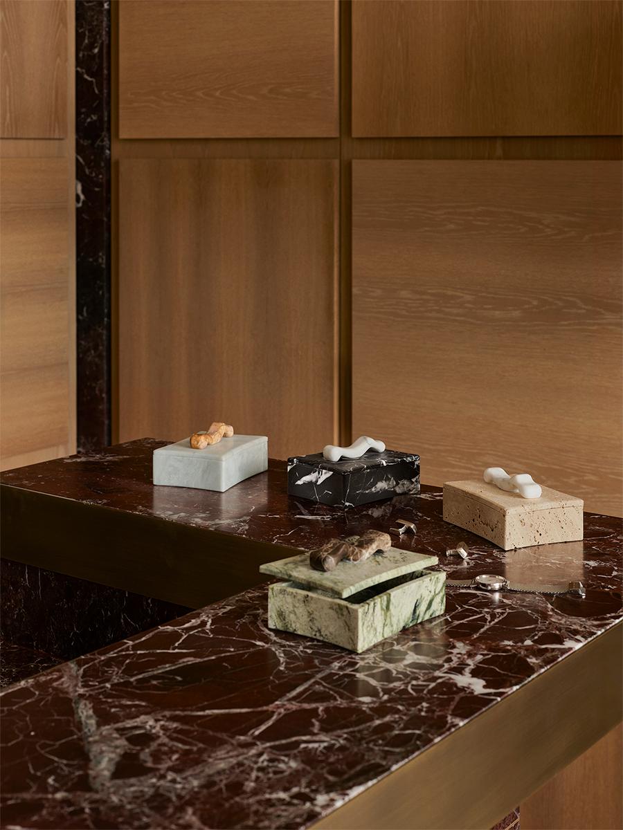 Avec une silhouette céleste, la boîte Stella évoque les textures et les terrains des paysages lunaires par son contour et sa matérialité. Sculptée dans le marbre avec une poignée sculpturale, la boîte Stella est un accent décoratif conçu pour élever