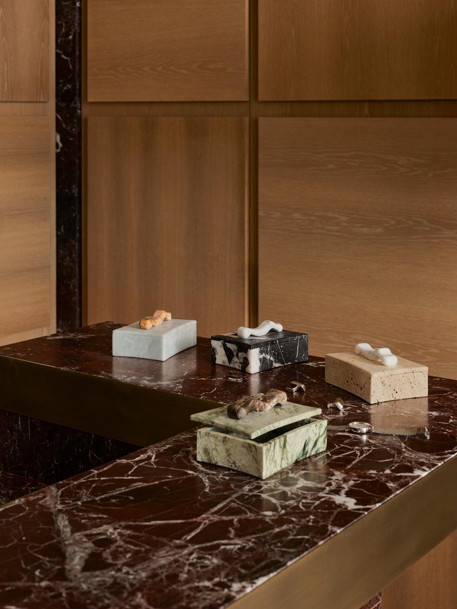 Con una silhouette celestiale, la Stella Box evoca le trame e i terreni dei paesaggi lunari nei contorni e nella materialità. Scolpita nel marmo con una maniglia scultorea, la scatola Stella è un accento decorativo progettato per elevare l'arte