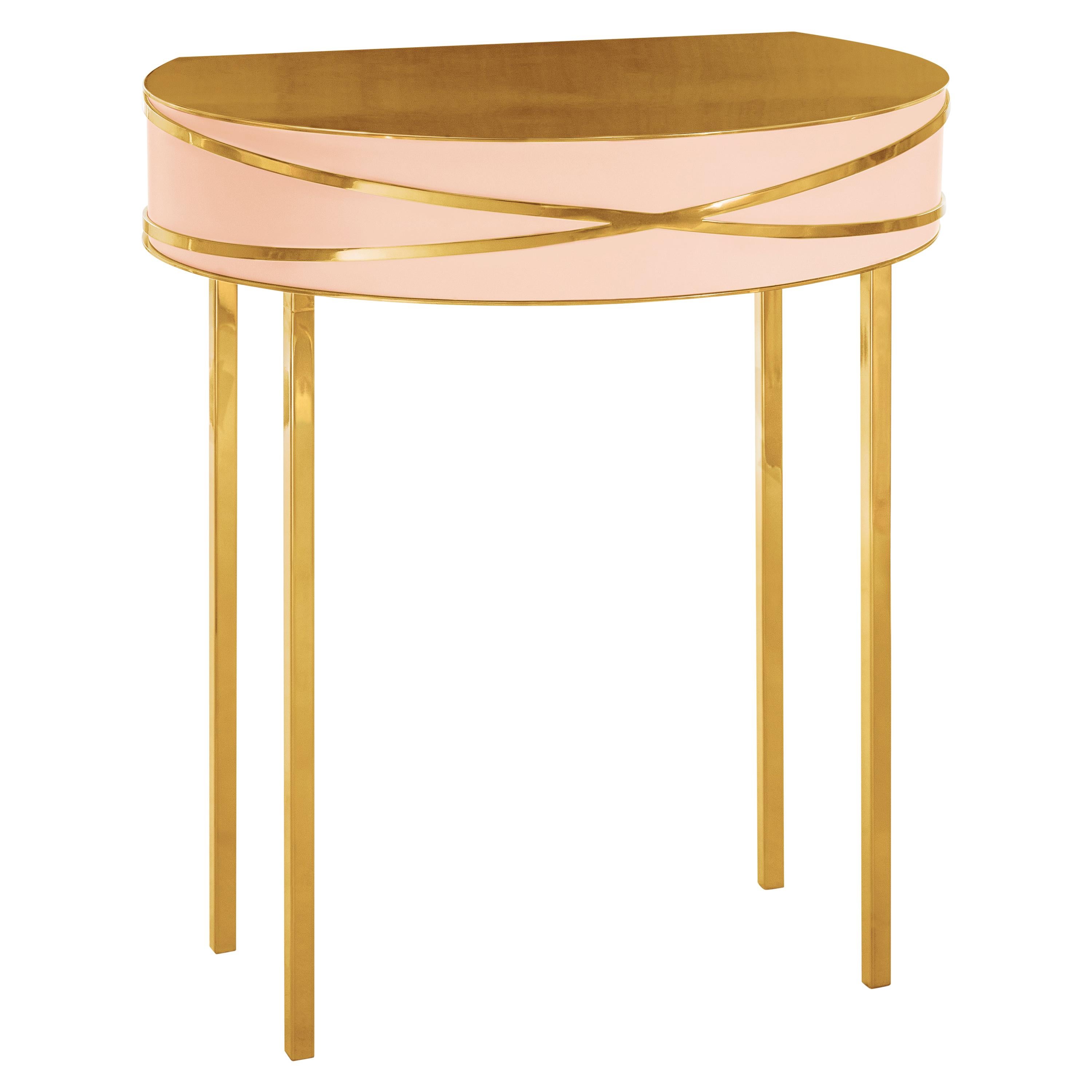 Table console ou table de chevet Stella rose avec garnitures dorées par Nika Zupanc