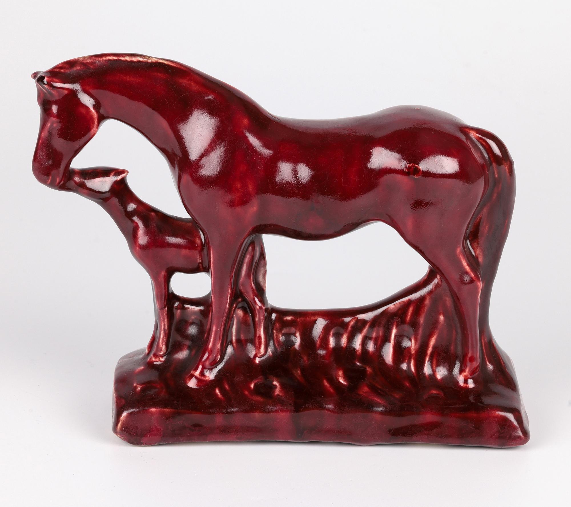 Figura di cavalla e puledro smaltata di Stella Crofts Art Pottery 1944 in vendita 2