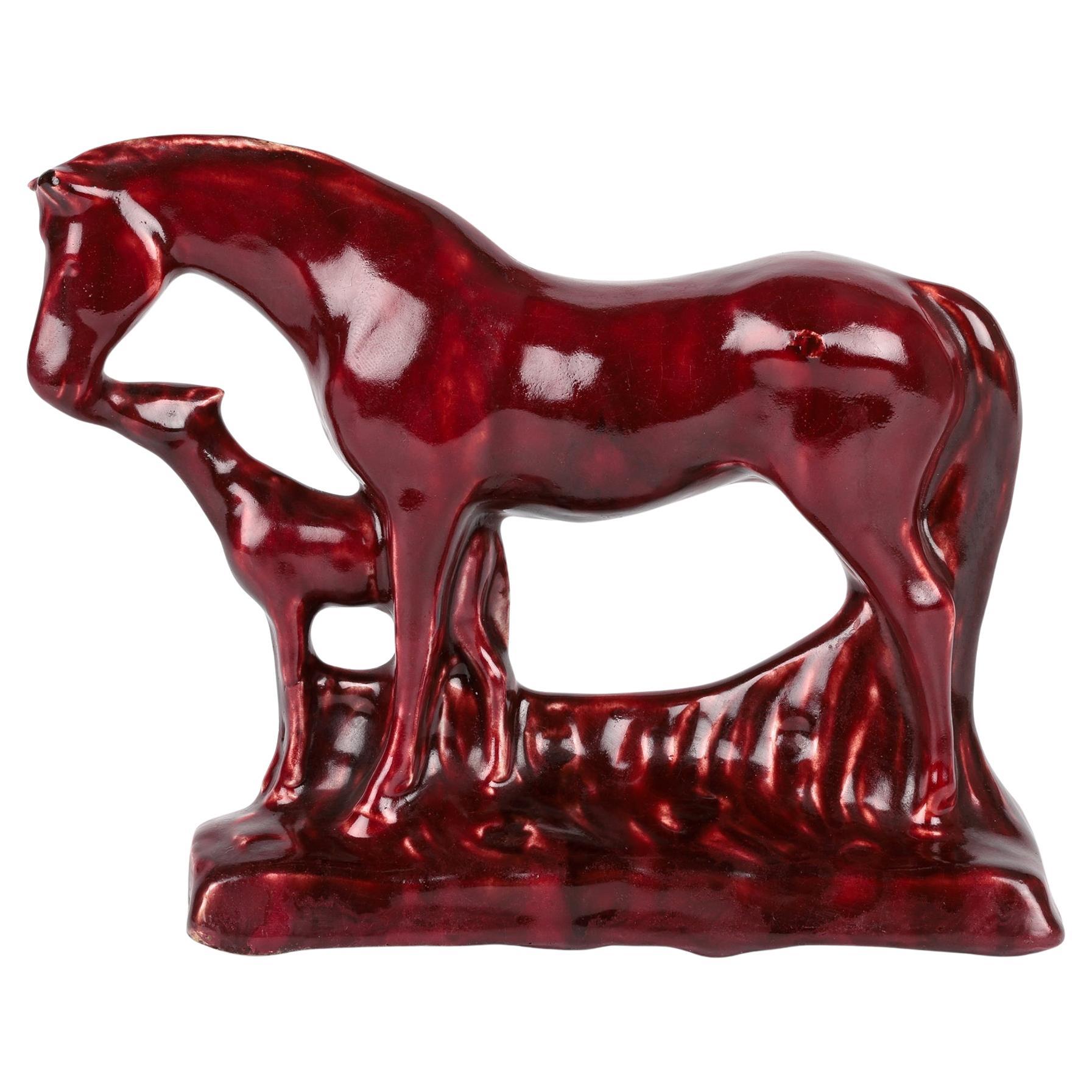 Una rara e desiderabile scultura in ceramica d'arte di due cavalli intitolata Mare & Puledro, opera della famosa artista Stella Rebecca Crofts (inglese, 1898-1964) e datata 1944. 

Stella Rebecca Crofts è stata un'artista britannica con una