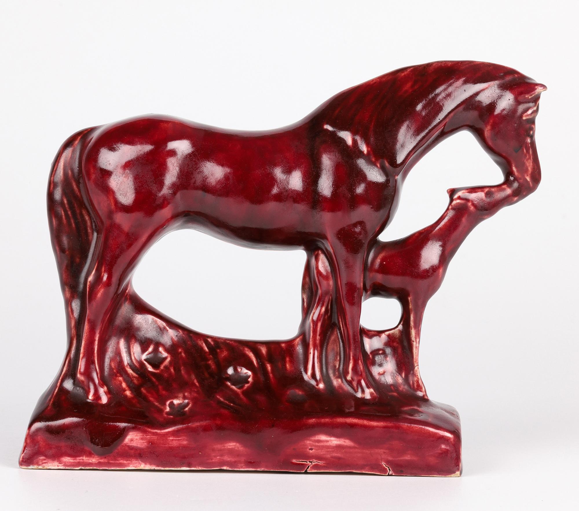 Smaltato Figura di cavalla e puledro smaltata di Stella Crofts Art Pottery 1944 in vendita