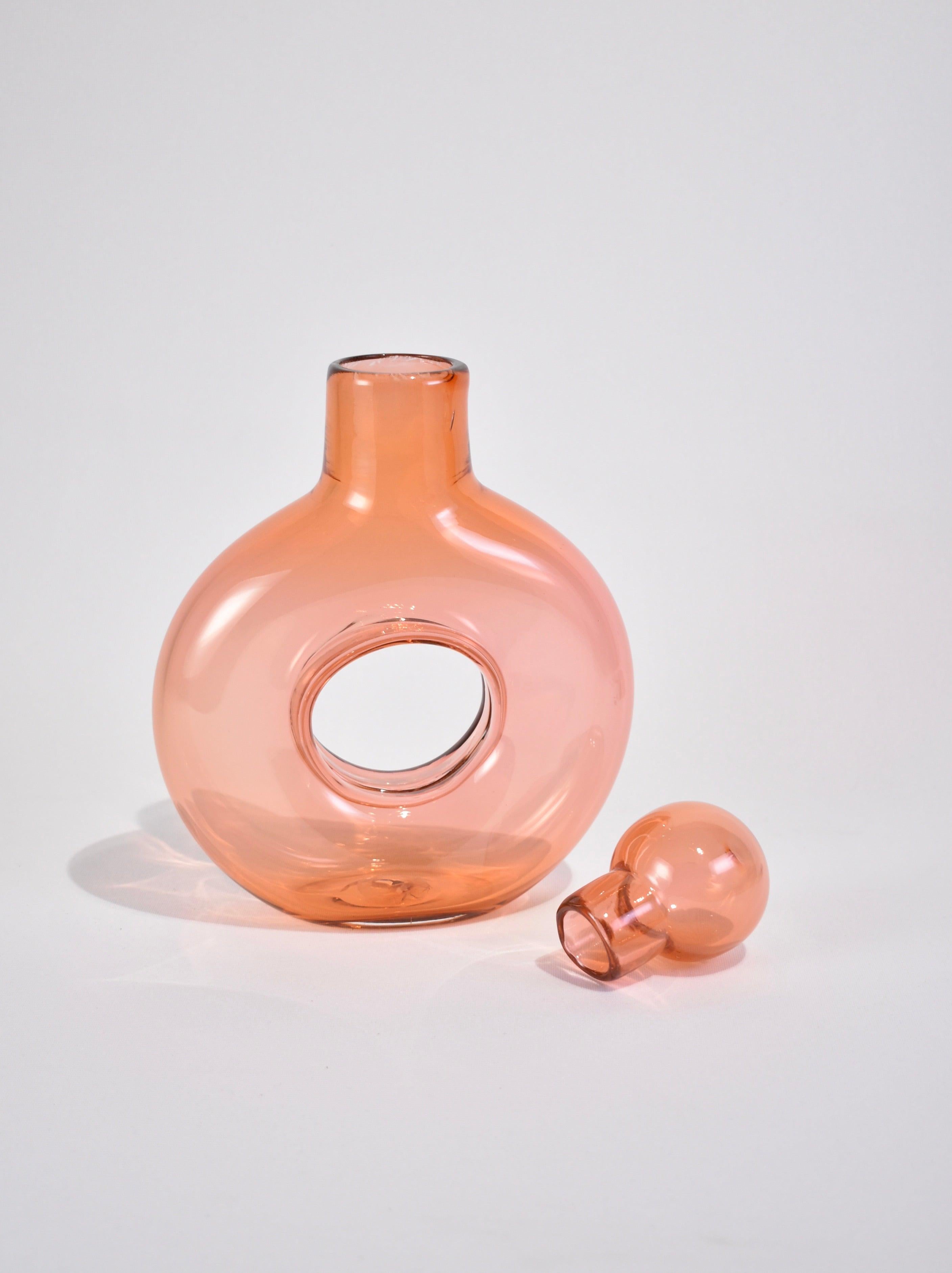 Nuestra colección propia combina formas redondeadas modernas con colores inspirados en la antigua cristalería veneciana, lo que da como resultado una pieza funcional y bella para admirar y utilizar a menudo. Cada recipiente se sopla a mano en