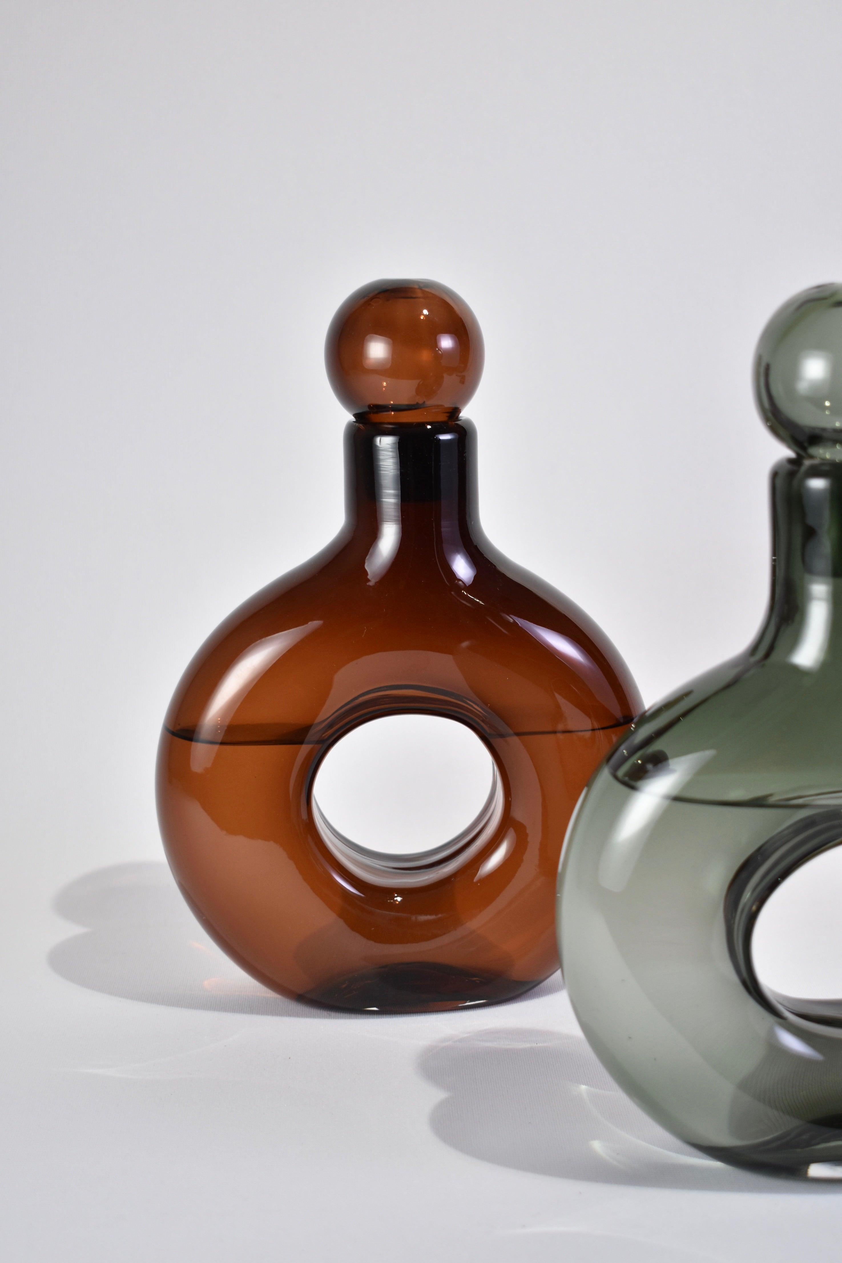 Stella-Dekanter aus Umber (Moderne) im Angebot