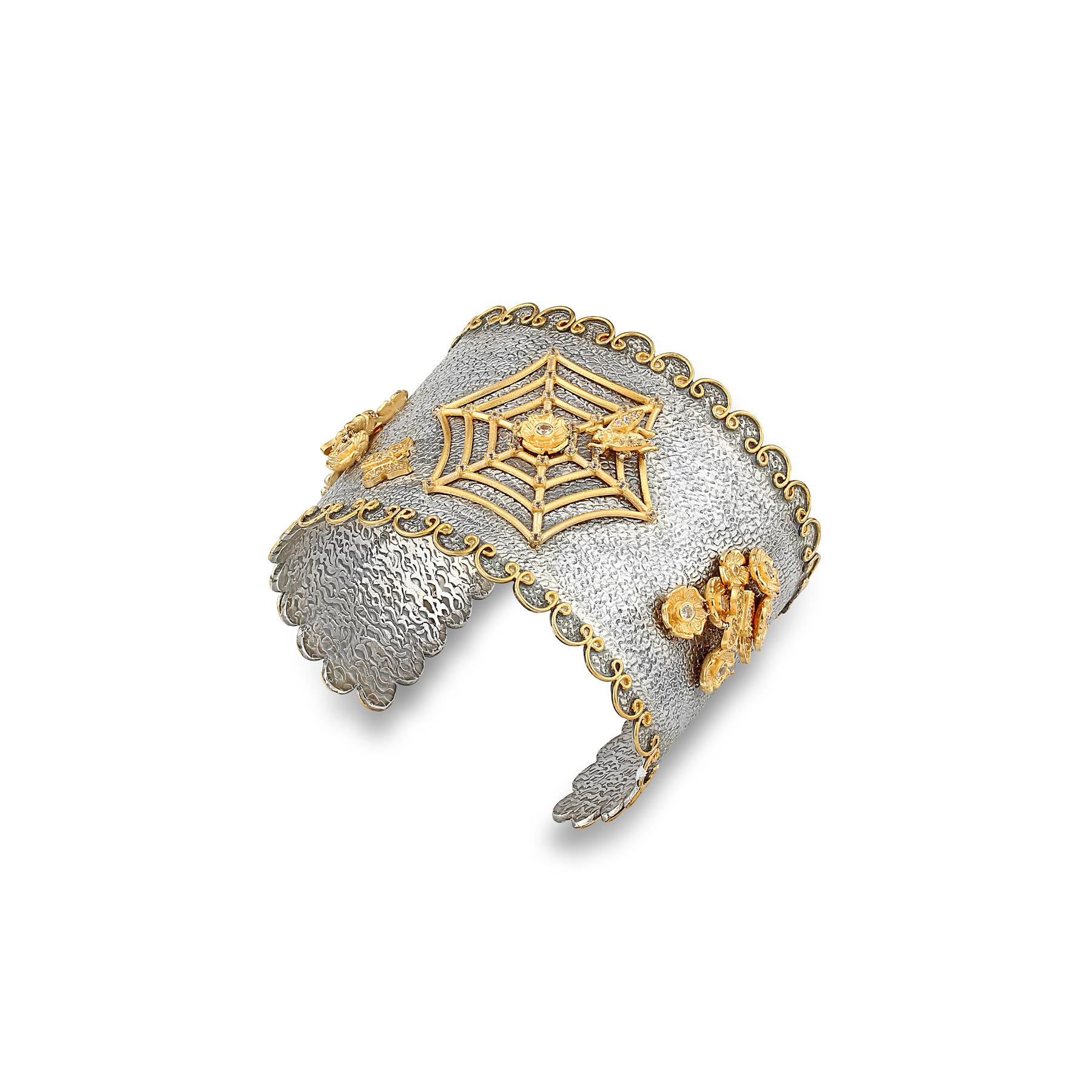 Questo bracciale a forma di ragnatela incantata di Stella Flame LuXe Jewelry, unico nel suo genere, in argento sterling con decorazioni in oro puro 24 carati e oro 14 carati, è realizzato a mano nel nostro atelier da maestri gioiellieri che