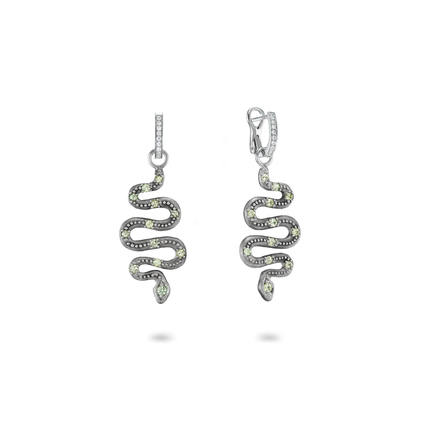 Questi straordinari orecchini pendenti con perle di Tahiti barocche, perfettamente abbinate, saranno il pezzo forte della tua collezione di gioielli. Serpenti in argento sterling tempestati di zaffiri verdi e perle di Tahiti ornati da diamanti