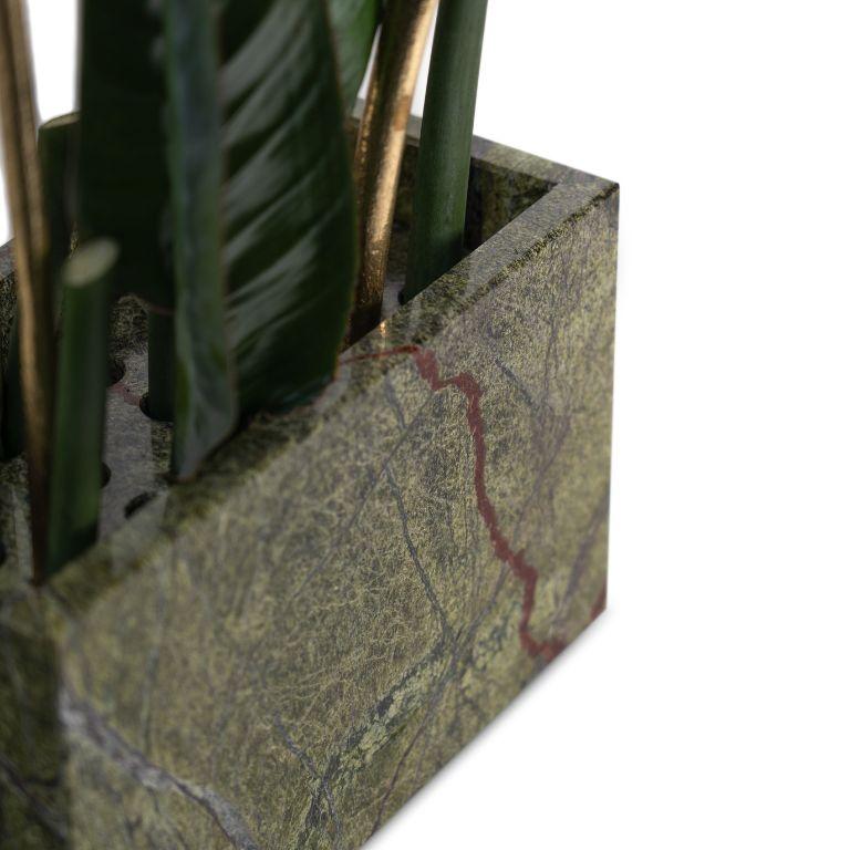Organique Stella IV - Vase en marbre vert forêt avec sculptures florales en laiton en vente