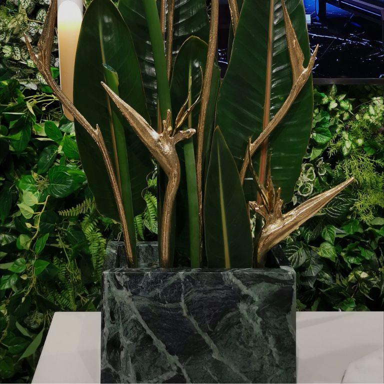 Stella IV - Vase en marbre vert forêt avec sculptures florales en laiton Neuf - En vente à Porto, PT