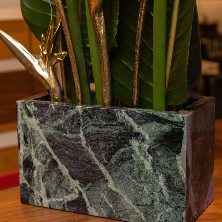 XXIe siècle et contemporain Stella IV - Vase en marbre vert forêt avec sculptures florales en laiton en vente