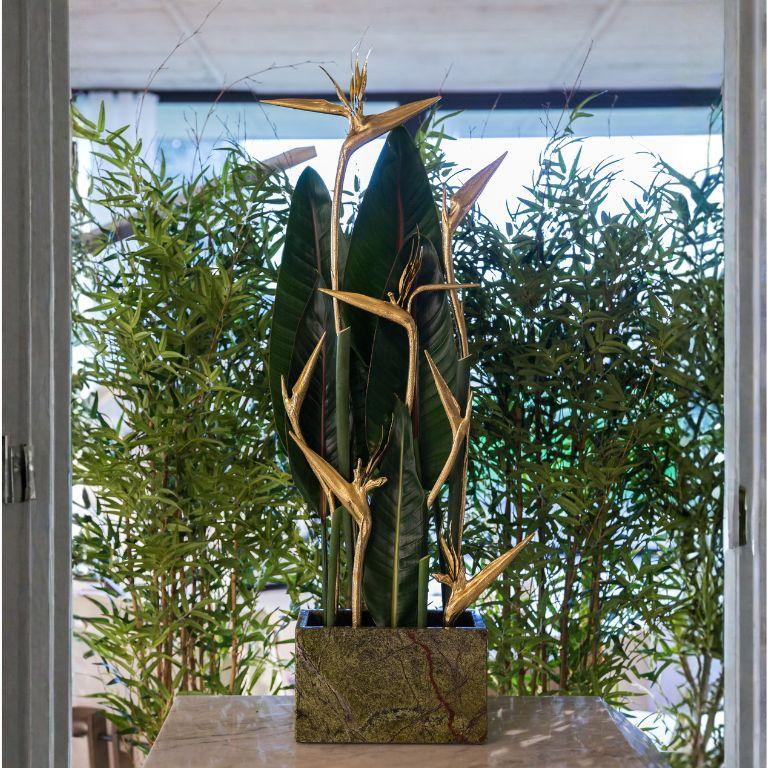 Laiton Stella IV - Vase en marbre vert forêt avec sculptures florales en laiton en vente