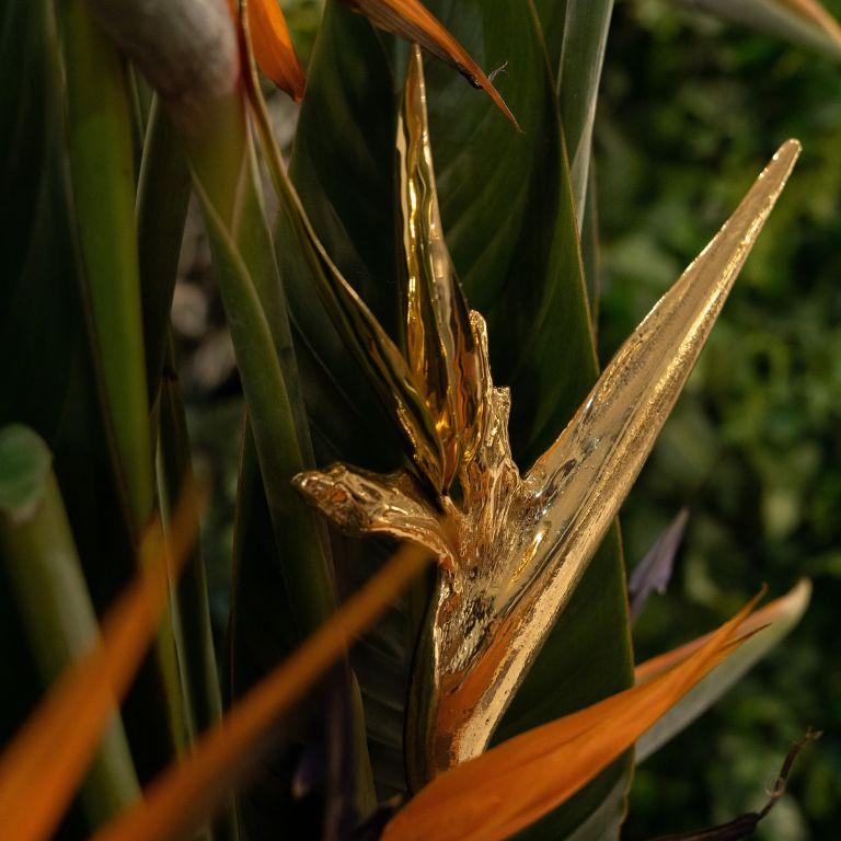 Stella IV - Vase en marbre vert forêt avec sculptures florales en laiton en vente 1