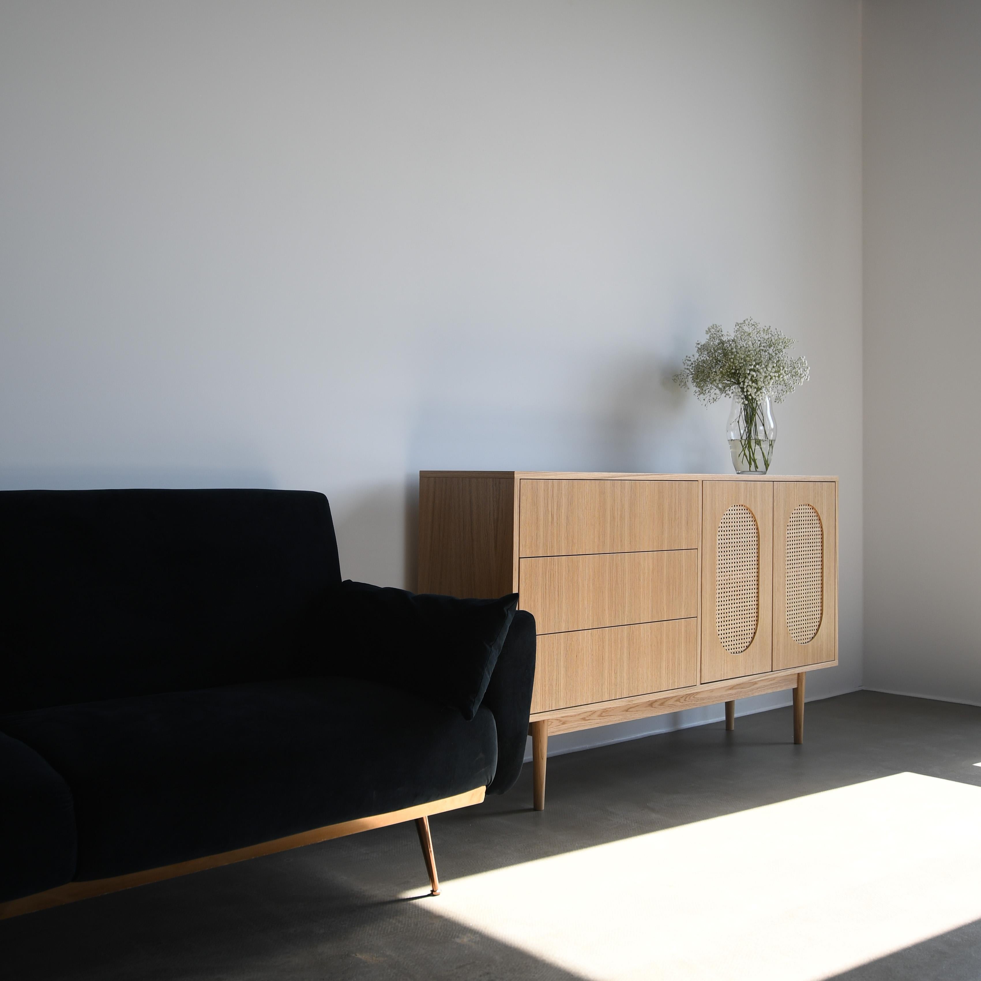 Stella Large Sideboard by Pastform
Dimensions : D 40 x L 120 x H 90 cm.
MATERIAL : Bois teinté et verni.

Disponible en différentes couleurs de bois : Whisky, Rhum, BPA, Nobel, Brandy, Schwarz, Cognac et Natura. Les prix peuvent varier. Disponible