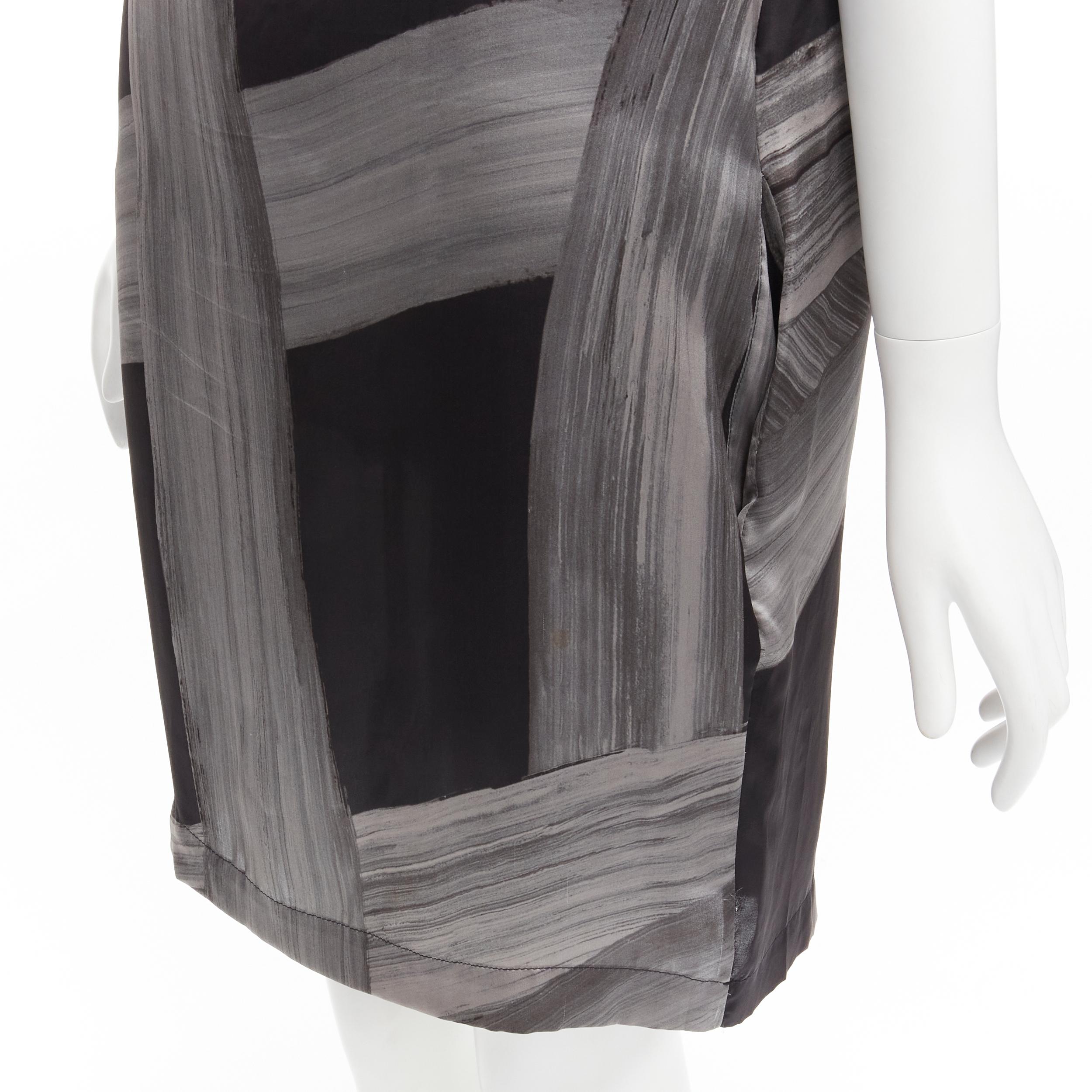 STELLA MCCARTNEY 100% silk black grey brush stroke print bateau dress IT38 XS
Reference: YNWG/A00128
Brand: Stella McCartney
Designer: Stella McCartney
Collection: 2009
Material: Silk
Color: Black, Grey
Pattern: Photographic Print
Closure: Zip
Extra