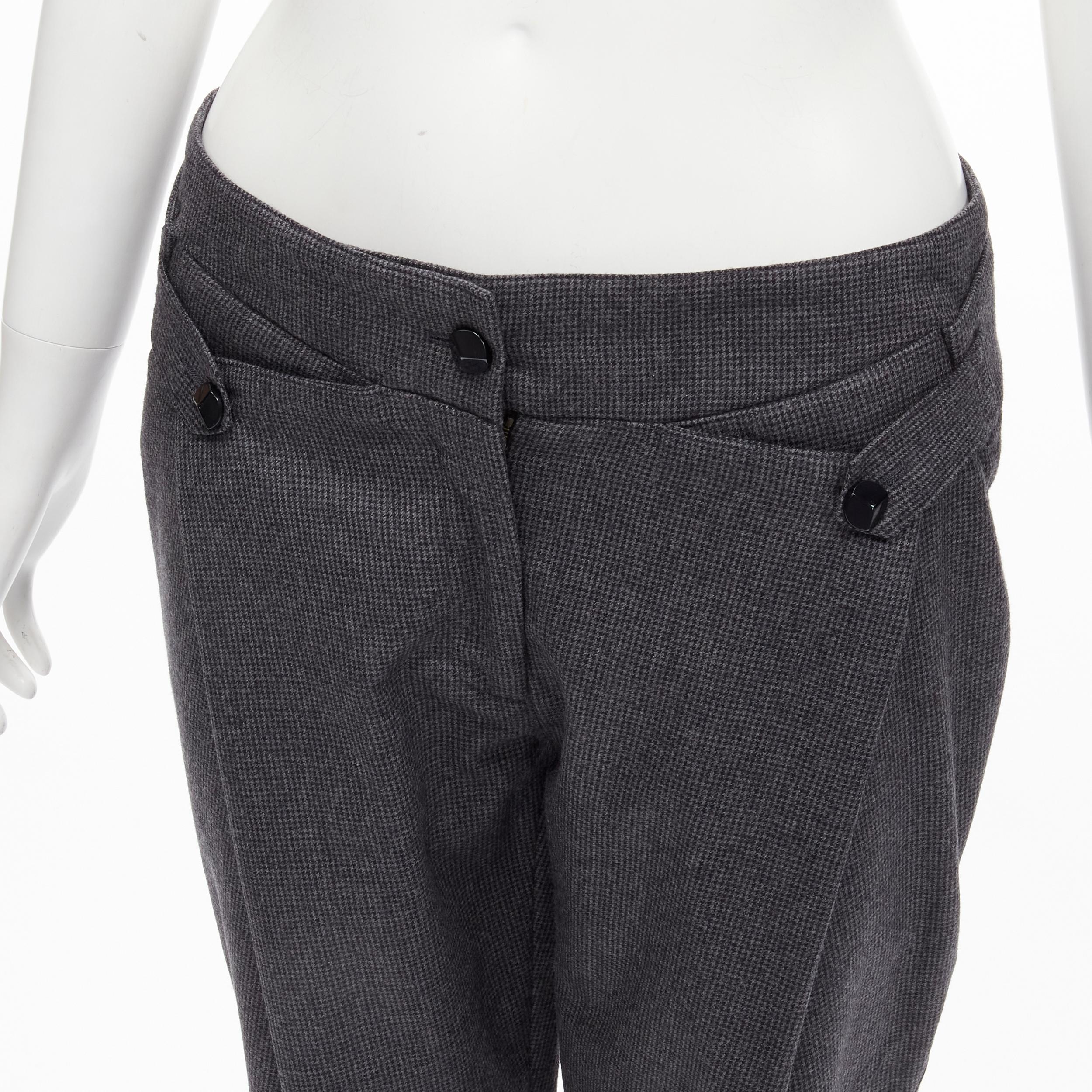 STELLA MCCARTNEY 100% lana grigio pied de poule strutturale  pantaloni IT38 XS
Riferimento: YNWG/A00118
Marchio: Stella McCartney
Designer: Stella McCartney
Materiale: Lana
Colore: Grigio
Modello: Pied de poule
Chiusura: Zip Fly
Dettagli extra: