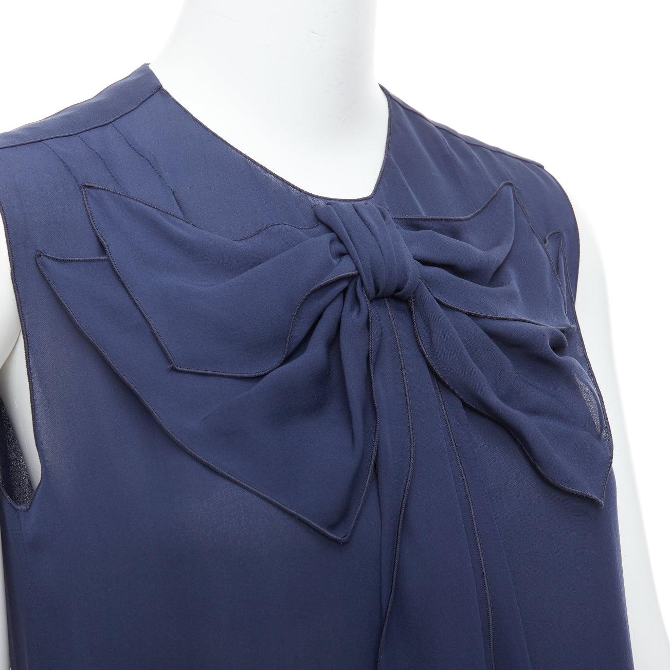 Stella McCartney 2008, abito a turni in 100% seta con collo a fiocco IT38 XS
Riferimento: MECG/A00026
Marchio: Stella McCartney
Designer: Stella McCartney
Collezione: 2008
Materiale: Seta
Colore: Marina Militare
Modello: Tinta unita
Chiusura: