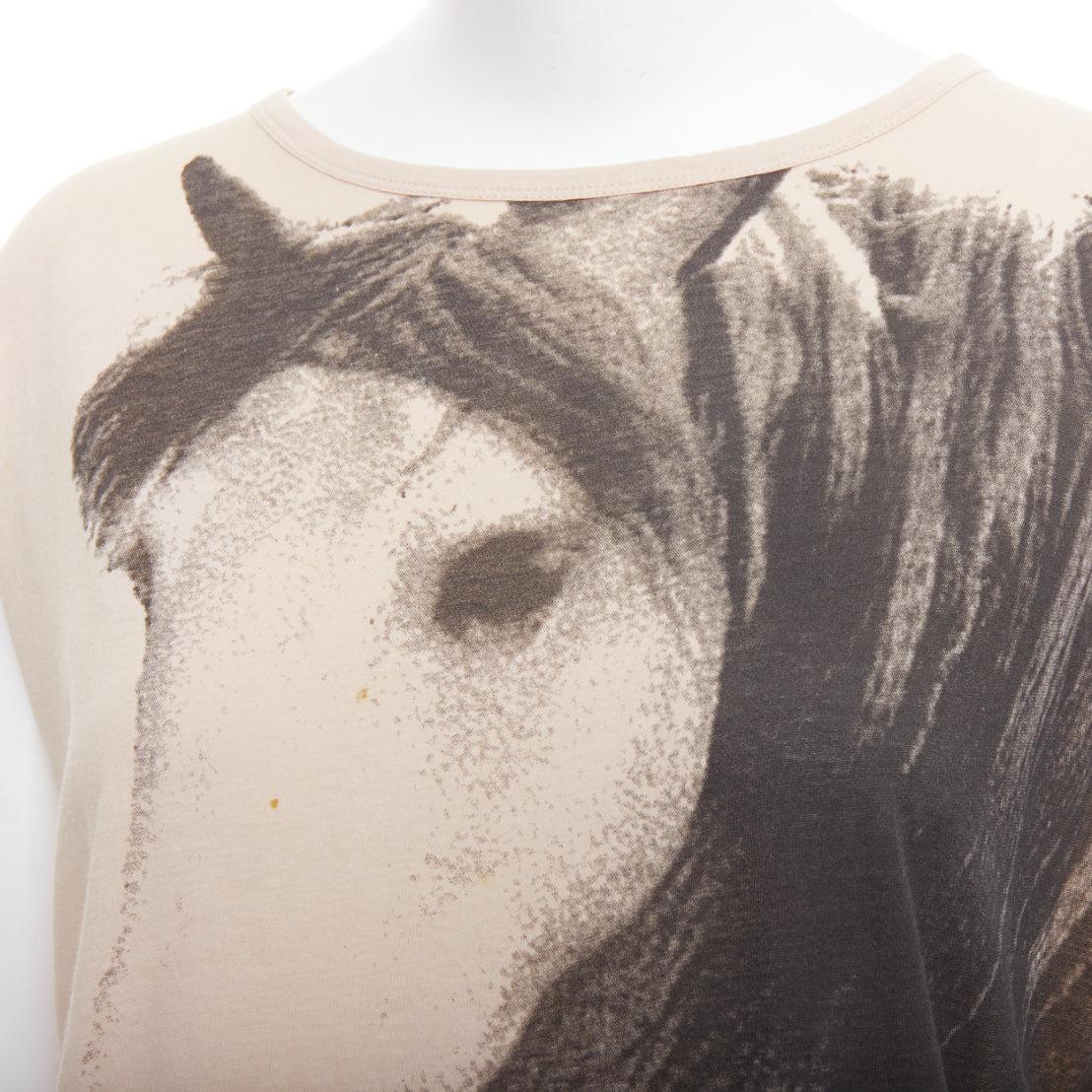 STELLA MCCARTNEY 2010 beige cotton horse print cape sleeve tunic top IT36 XXS
Reference: SNKO/A00486
Brand: Stella McCartney
Designer: Stella McCartney
Collection: 2010
Material: Cotton
Color: Nude, Black
Pattern: Animal Print
Closure: Pullover
Made
