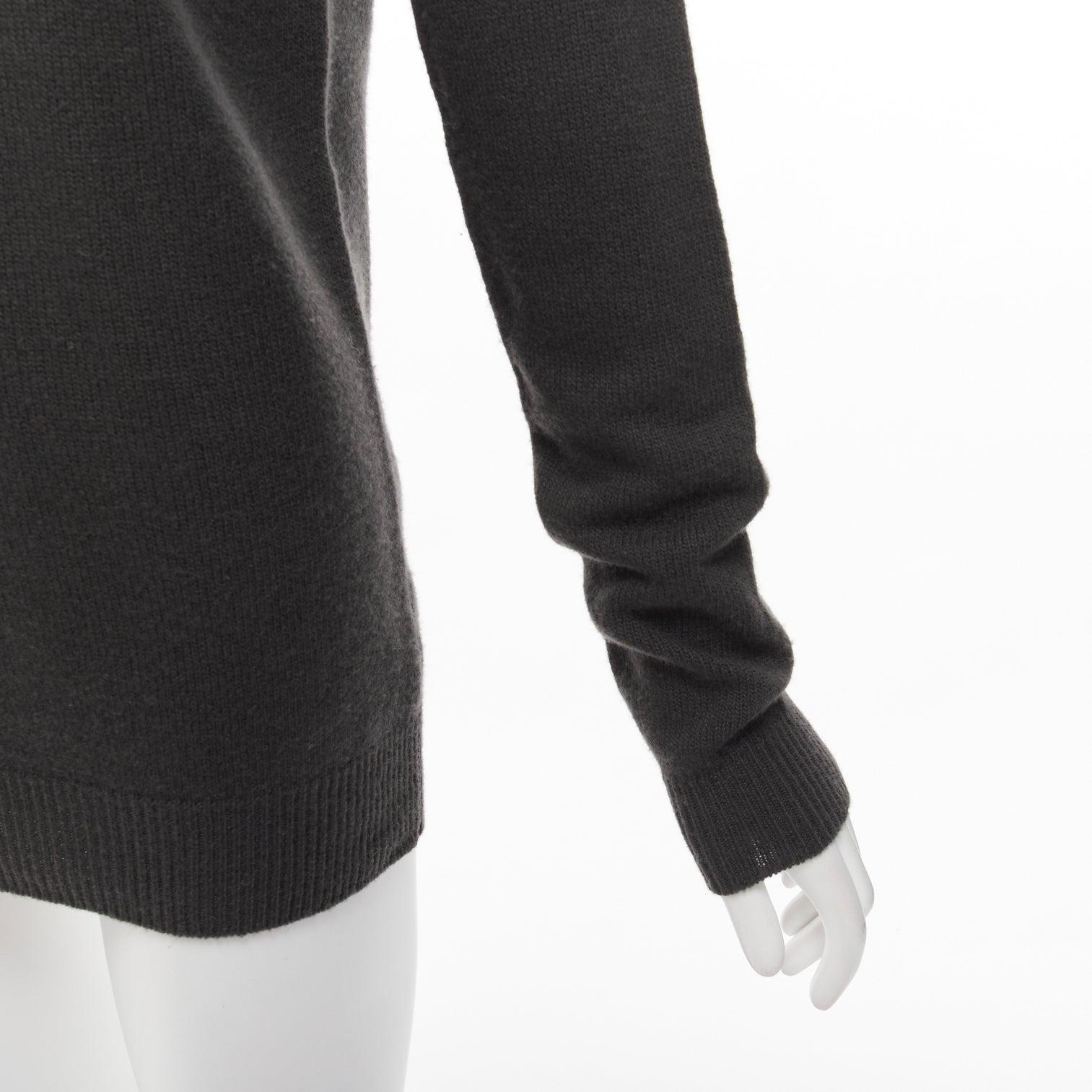 STELLA MCCARTNEY 2010 charcoal virgin wool cashmere raglan sweater IT38 XS
Reference: NKLL/A00155
Brand: Stella McCartney
Designer: Stella McCartney
Collection: 2010
Material: Virgin Wool, Cashmere
Color: Grey
Pattern: Solid
Closure: Pullover
Made