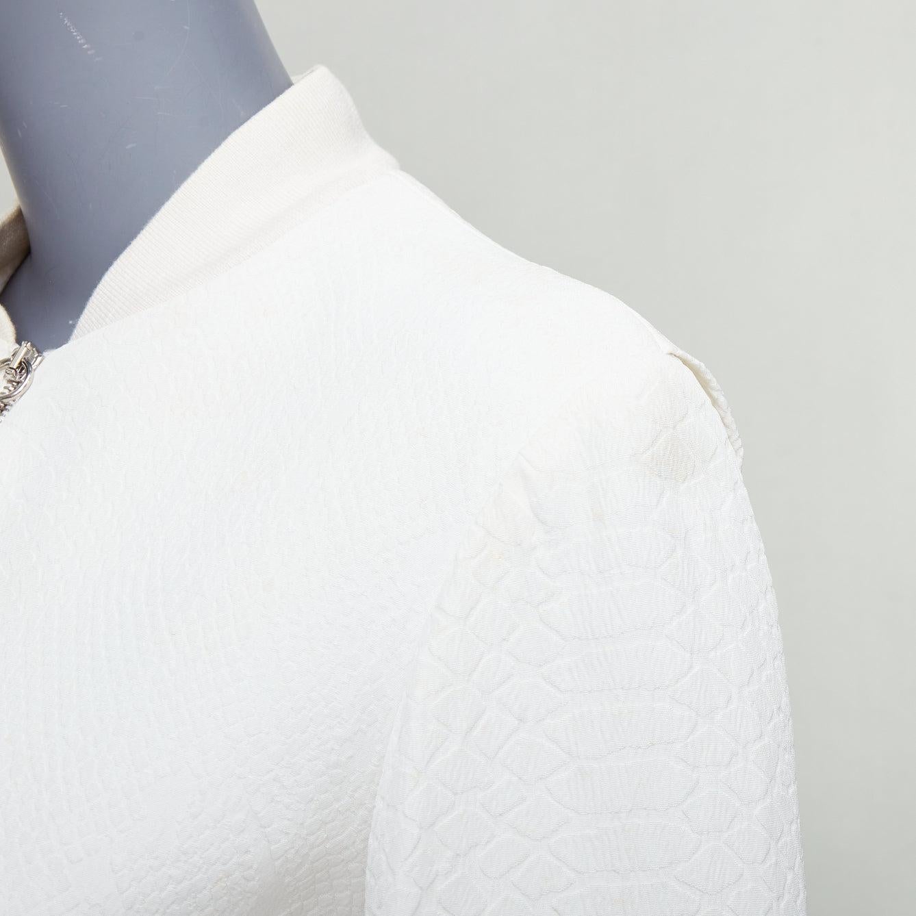 STELLA MCCARTNEY 2013 Bomber recortada en jacquard escamado blanco IT40 S
Referencia: CNPG/A00083
Marca: Stella McCartney
Diseñadora: Stella McCartney
Colección: 2013
Material: Rayón
Color: Blanco, Crema
Patrón: Estampado animal
Cierre: