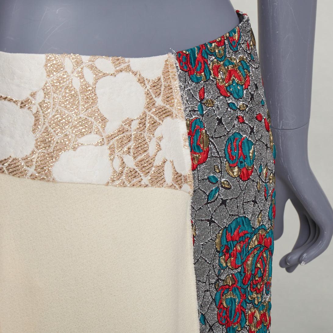 Stella McCartney 2015 gonna midi in misto lana crema e jacquard etnico argento IT40 S
Riferimento: TGAS/F00184
Marchio: Stella McCartney
Designer: Stella McCartney
Collezione: 2015
Materiale: Lana, misto, Fabrice
Colore: Crema, Multicolore
Modello: