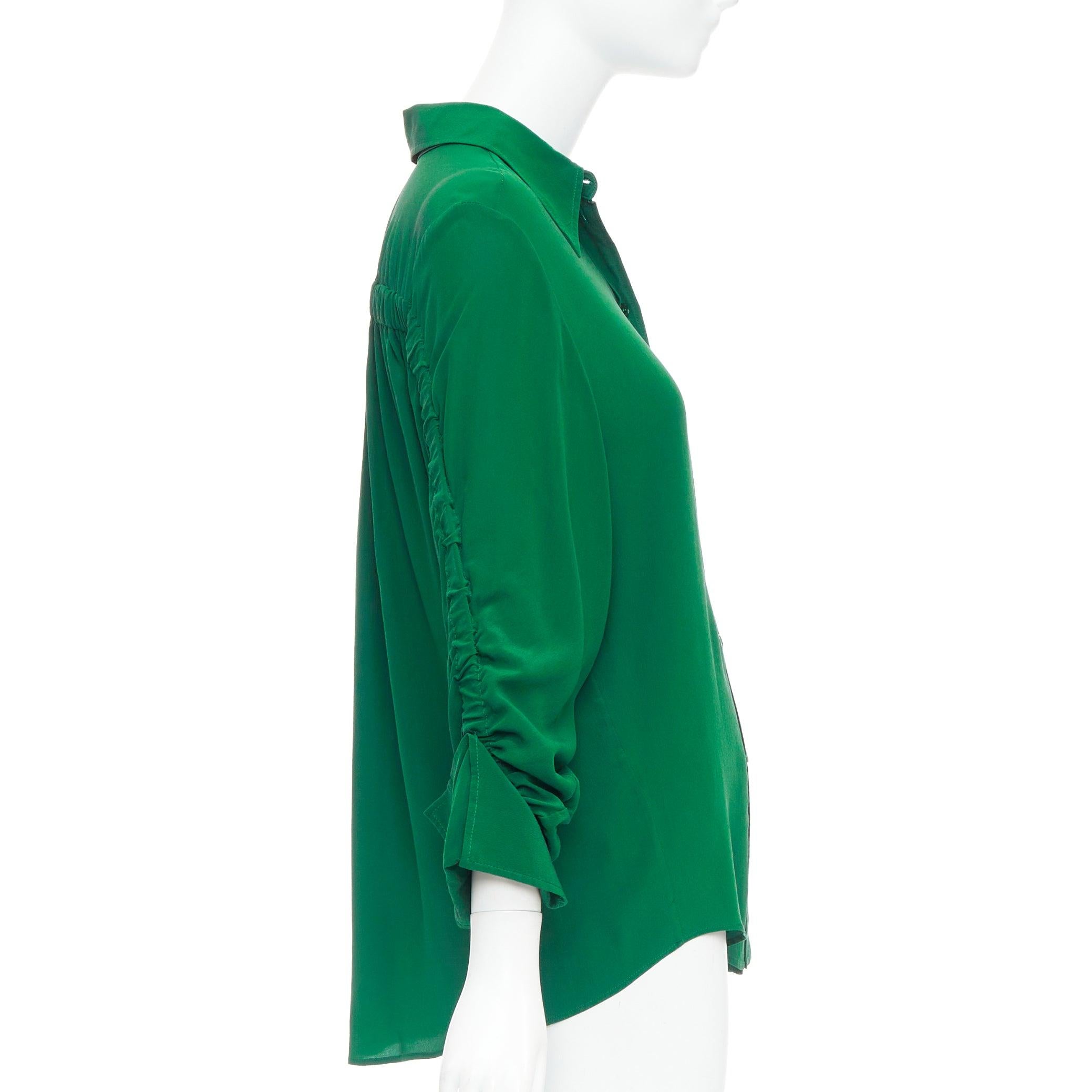 STELLA MCCARTNEY 2017 kelly green 100% silk ruched sleeves dress shirt IT34 XXS en Excelente estado para la venta en Hong Kong, NT